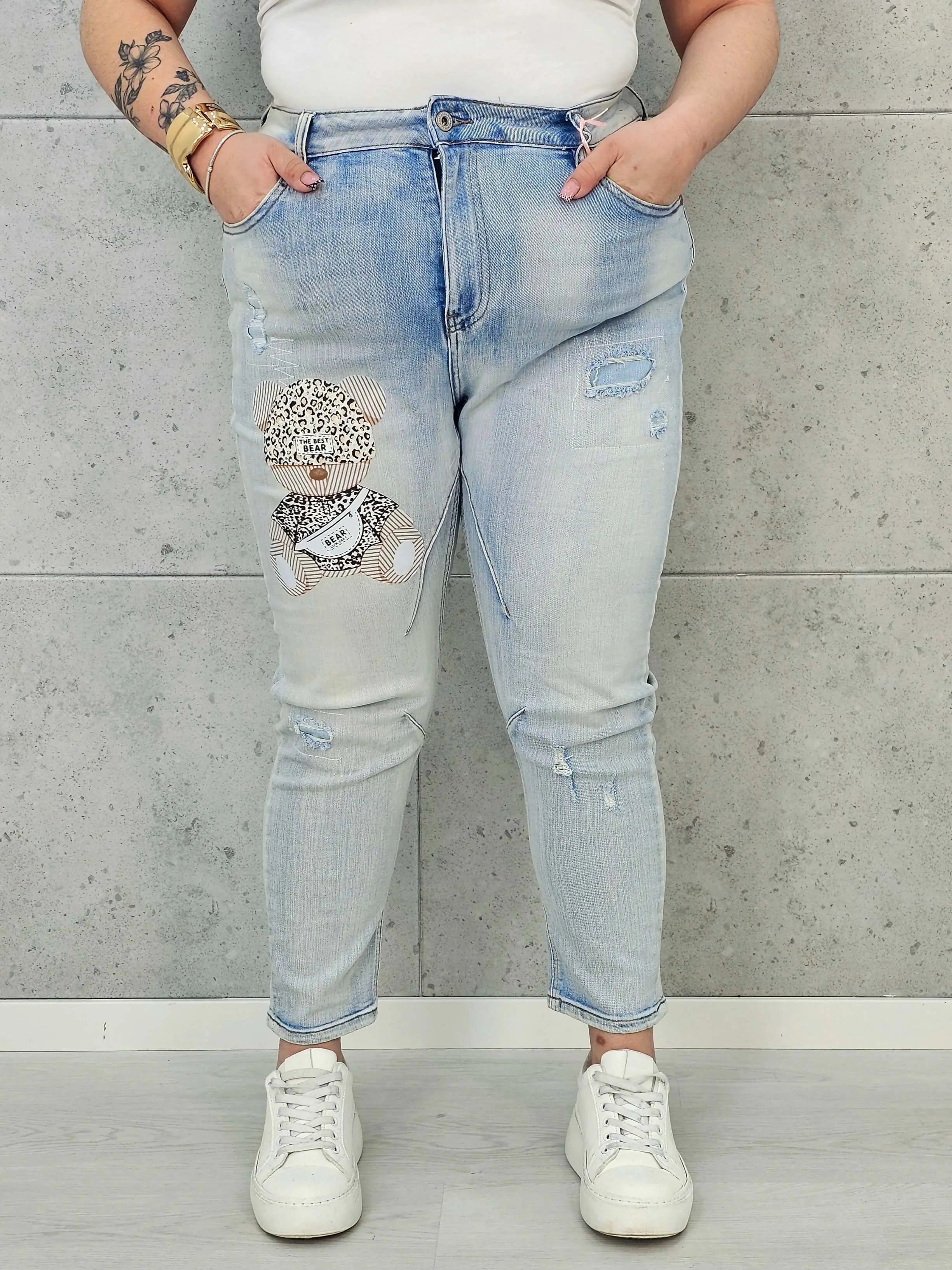 Jeansy plus size z aplikacją misia – jasny denim XXL z urocznym akcentem Stylowa XL