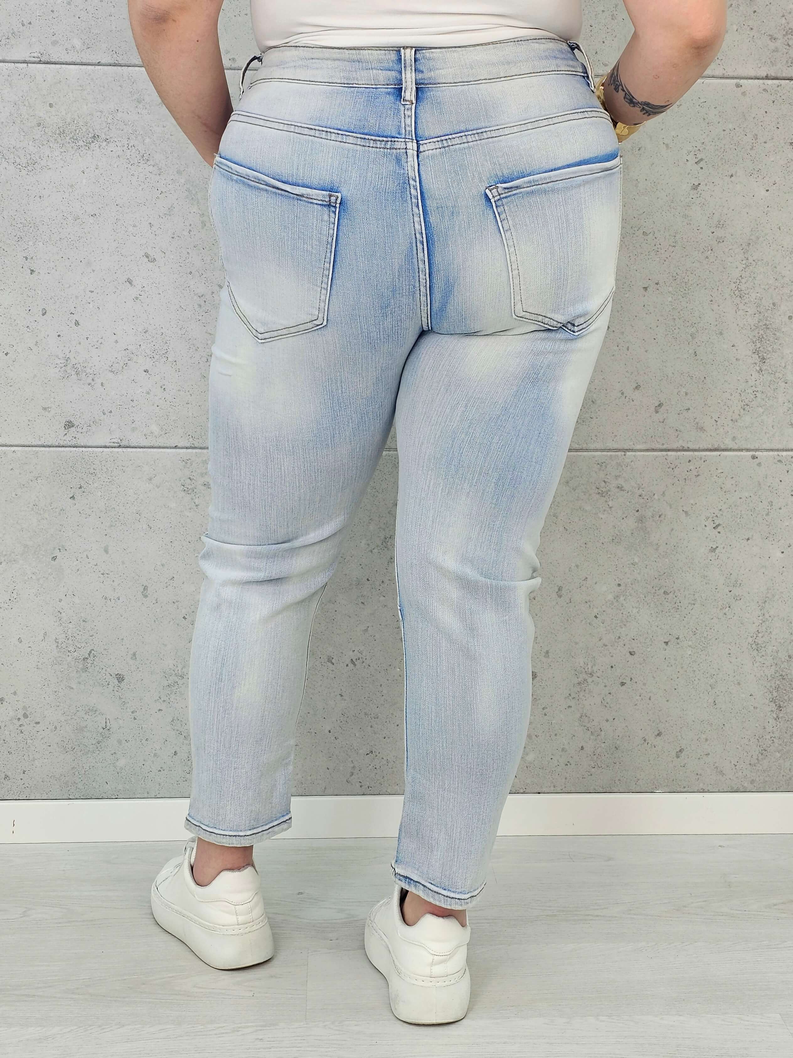 Jeansy plus size z aplikacją misia – jasny denim XXL z urocznym akcentem Stylowa XL