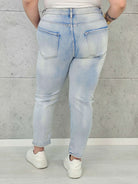 Jeansy plus size z aplikacją misia – jasny denim XXL z urocznym akcentem Stylowa XL