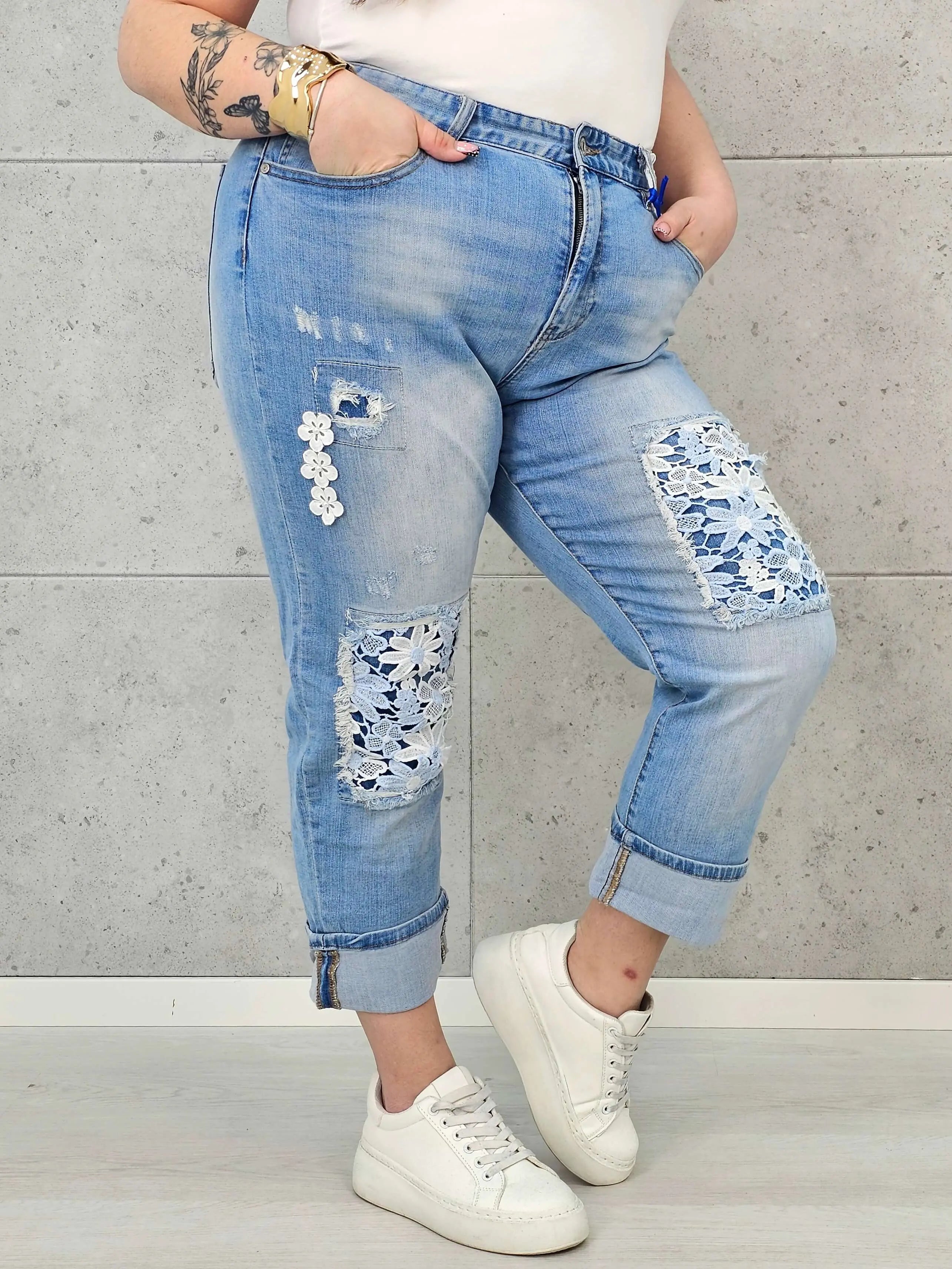 Jeansy plus size z koronkowymi wstawkami – kobiecy denim XXL na co dzień Stylowa XL