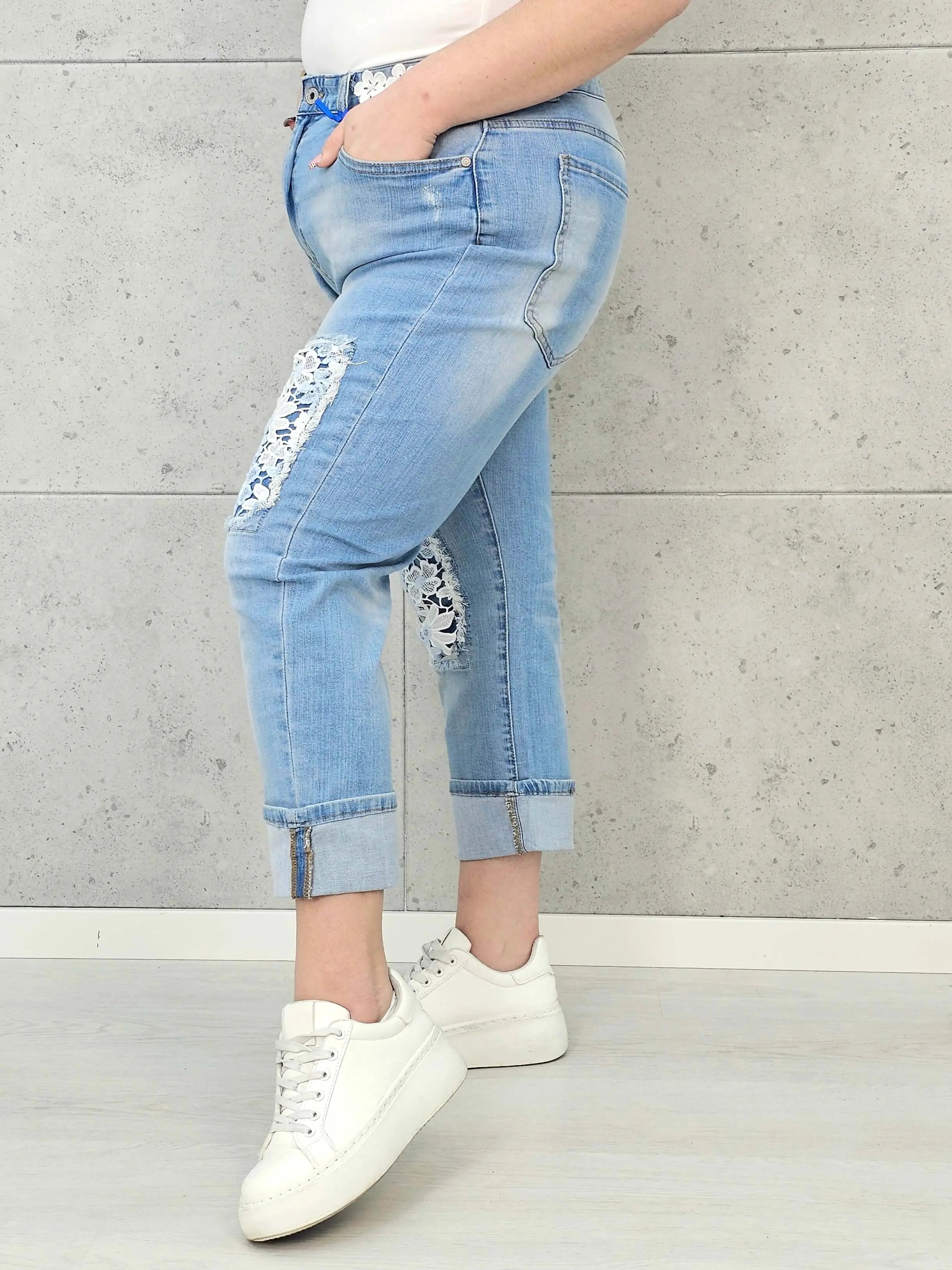Jeansy plus size z koronkowymi wstawkami – kobiecy denim XXL na co dzień Stylowa XL