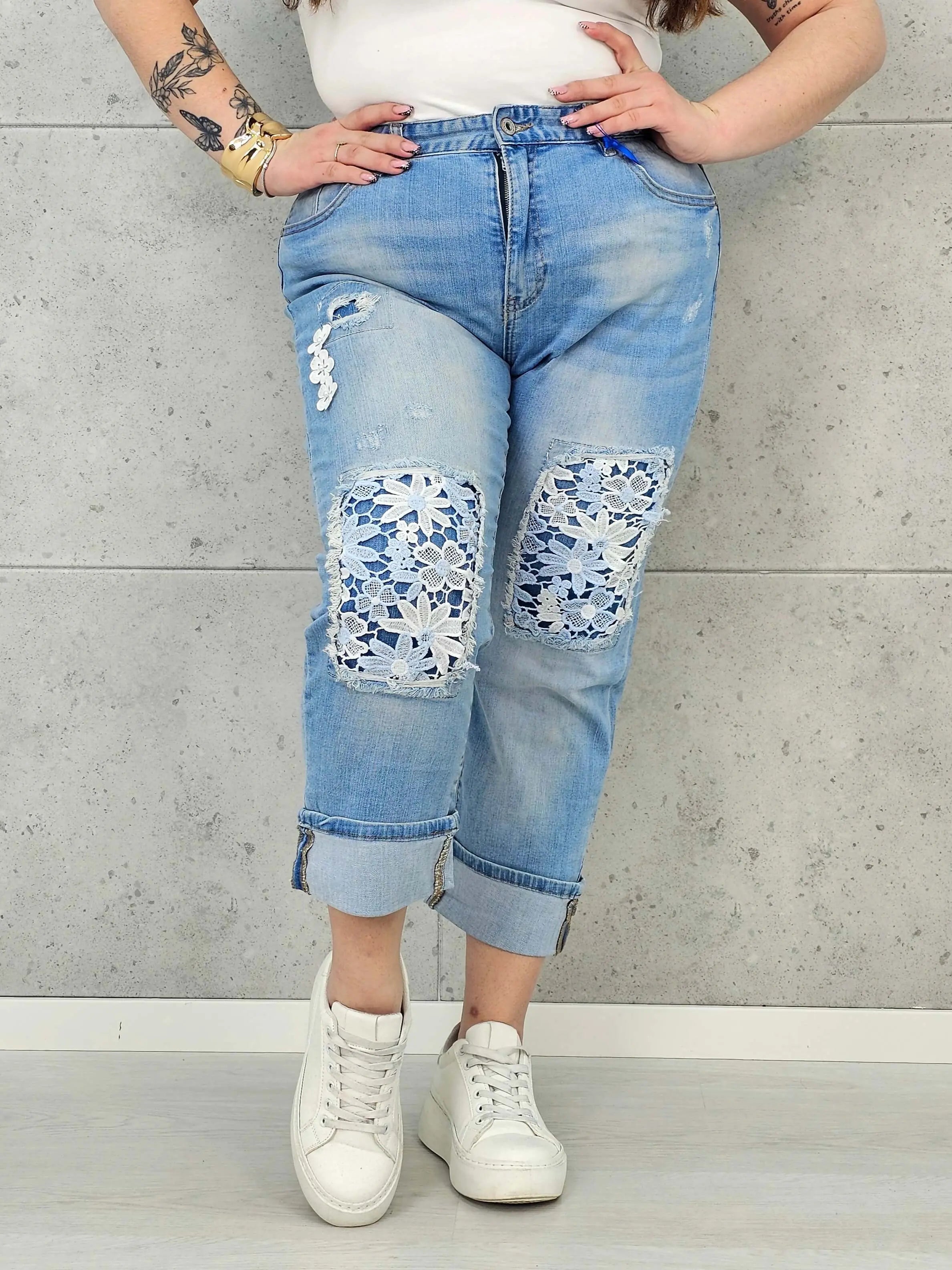 Jeansy plus size z koronkowymi wstawkami – kobiecy denim XXL na co dzień Stylowa XL