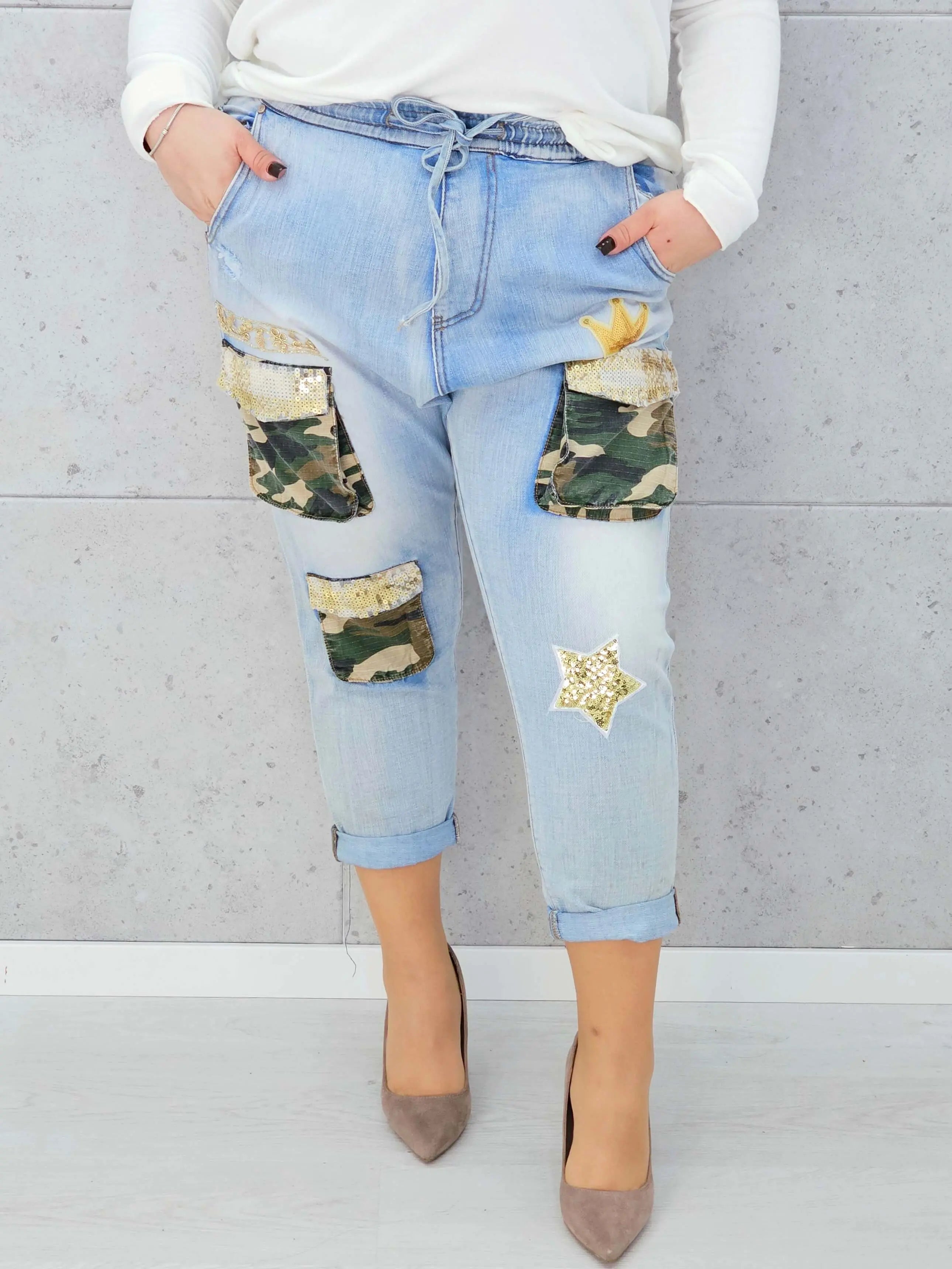 Jeansy plus size z naszywkami moro i cekinami – modne i wygodne Stylowa XL Stylowa XL