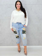 Jeansy plus size z naszywkami moro i cekinami – modne i wygodne Stylowa XL Stylowa XL