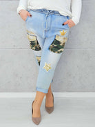 Jeansy plus size z naszywkami moro i cekinami – modne i wygodne Stylowa XL Stylowa XL