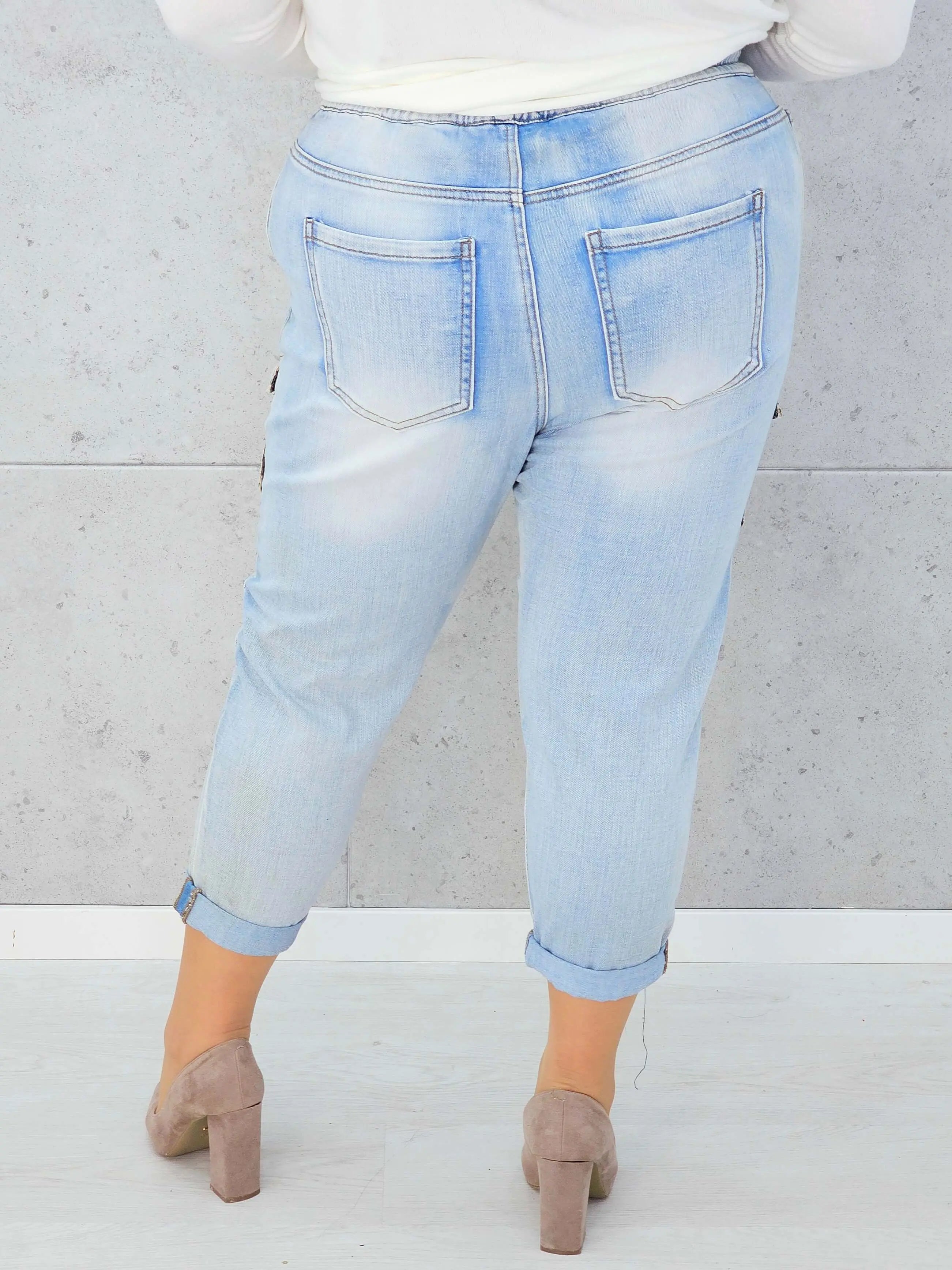 Jeansy plus size z naszywkami moro i cekinami – modne i wygodne Stylowa XL Stylowa XL