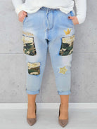 Jeansy plus size z naszywkami moro i cekinami – modne i wygodne Stylowa XL Stylowa XL