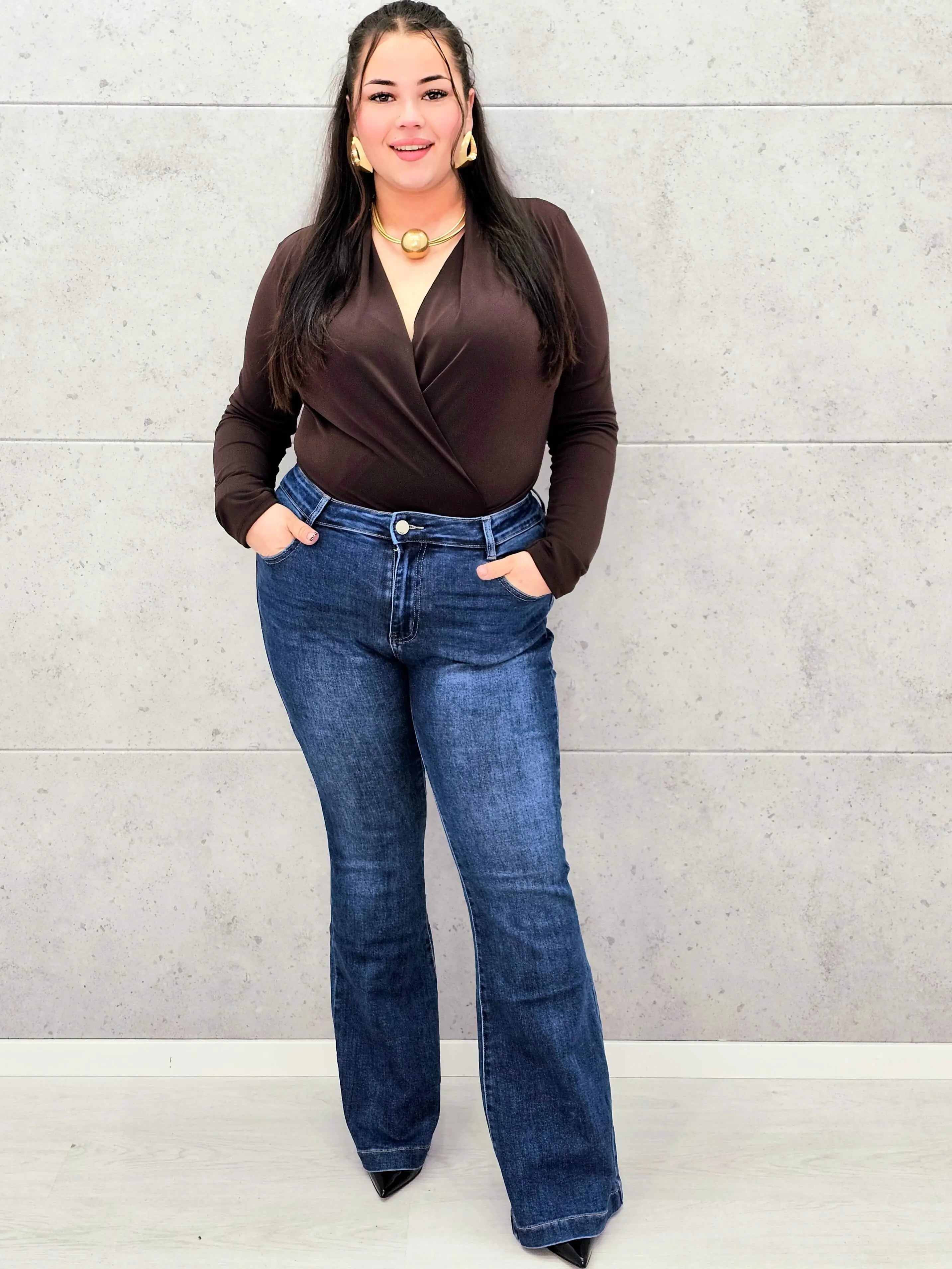 Jeansy plus size z rozszerzaną nogawką – wygoda i modelujący krój Stylowa XL