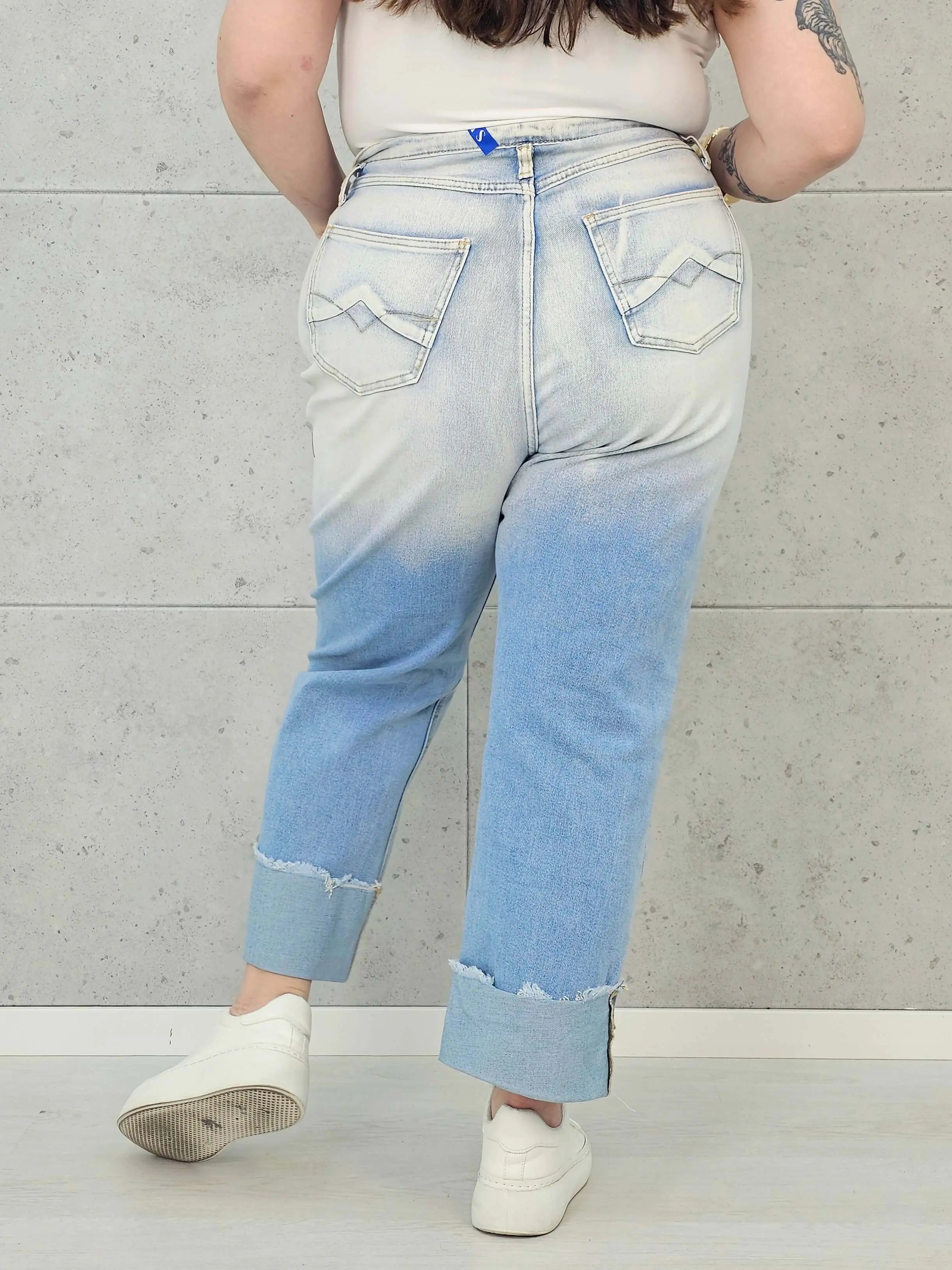 Jeansy plus size z szerokimi mankietami – wygodny denim XXL Stylowa XL