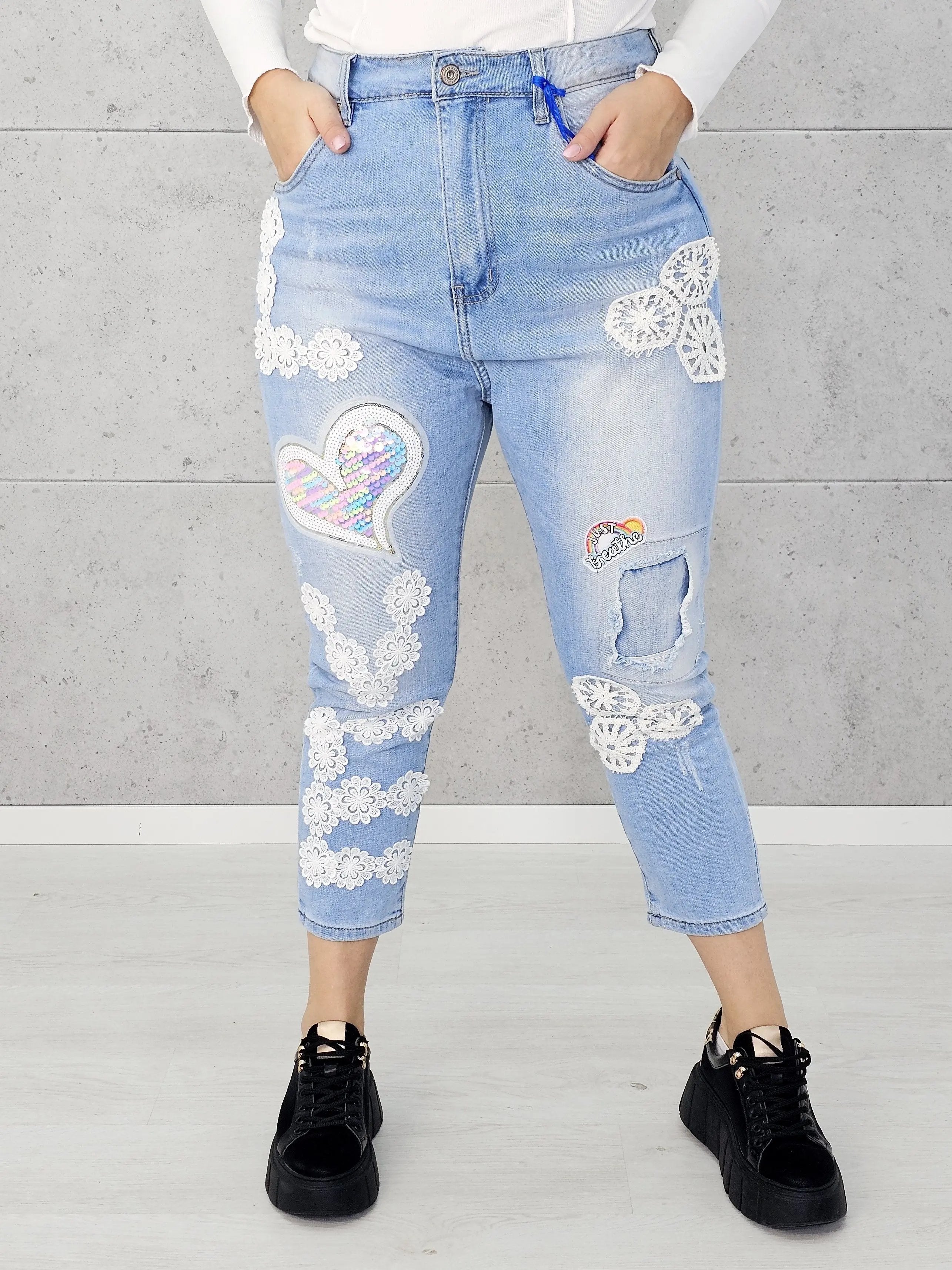 Jeansy z koronkowymi aplikacjami i sercem z cekinów Stylowa XL