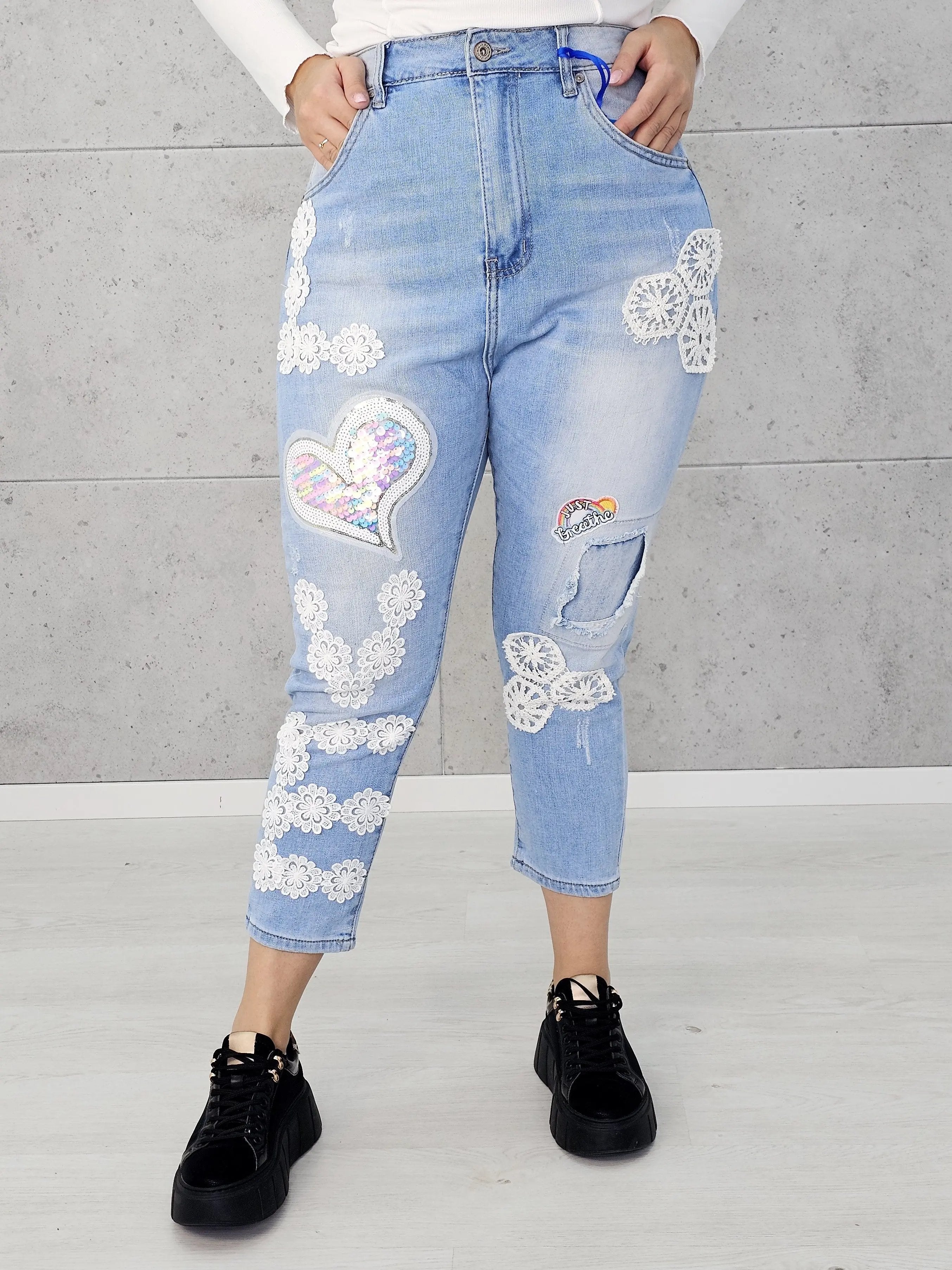 Jeansy z koronkowymi aplikacjami i sercem z cekinów Stylowa XL