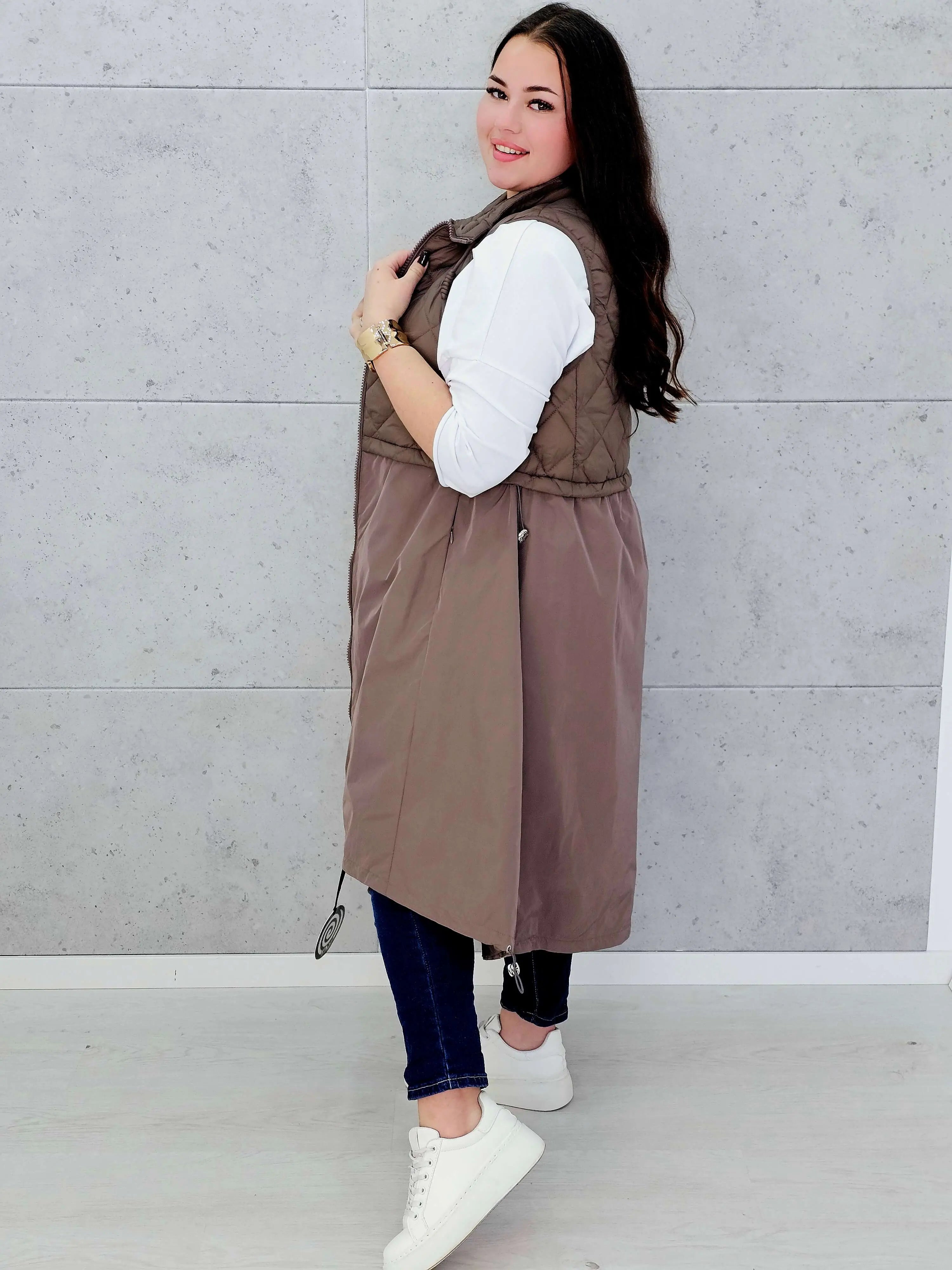 Kamizelka plus size długa z pikowaną górą – kolor i styl na chłodniejsze dni Stylowa XL