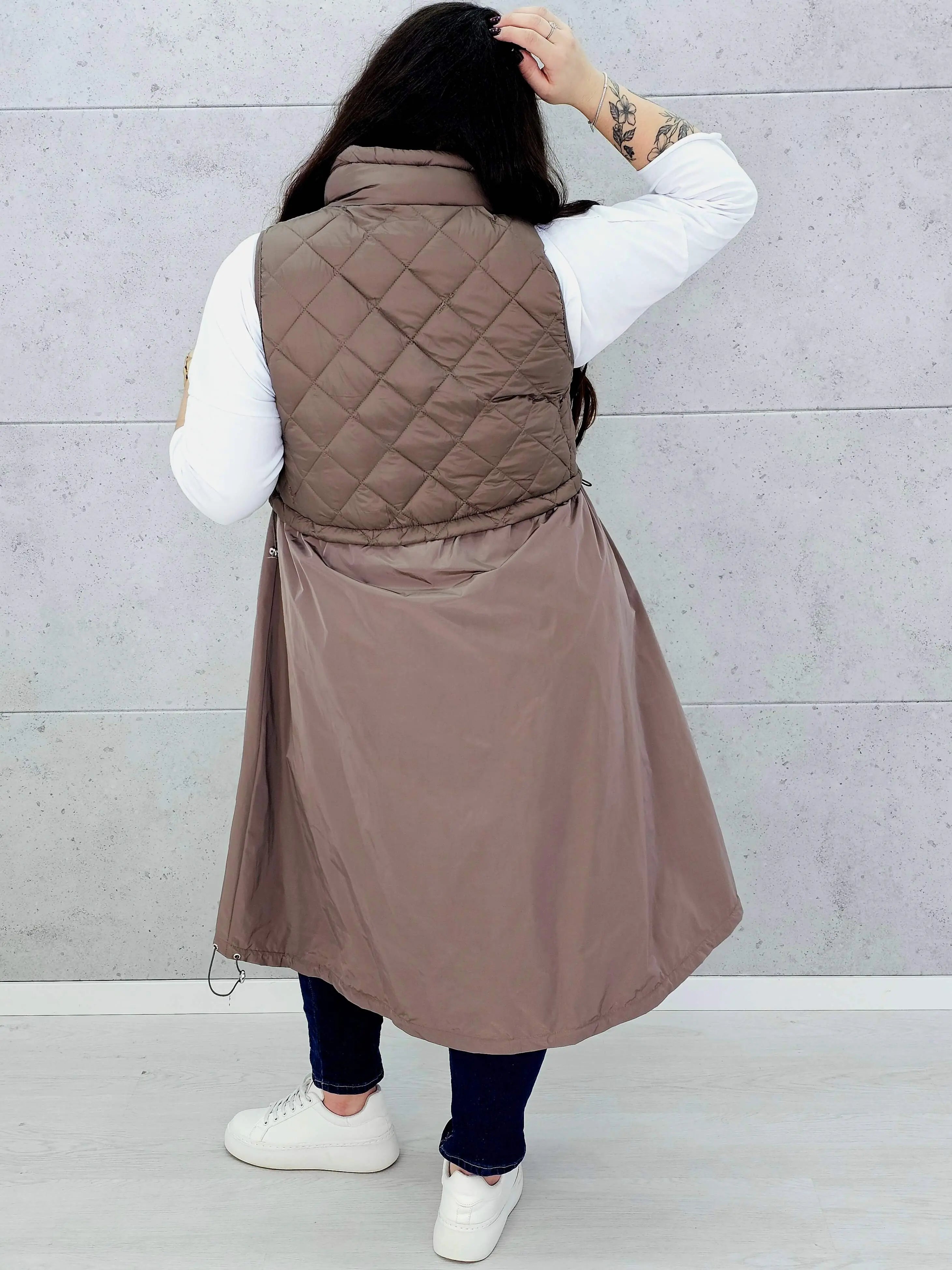 Kamizelka plus size długa z pikowaną górą – kolor i styl na chłodniejsze dni Stylowa XL