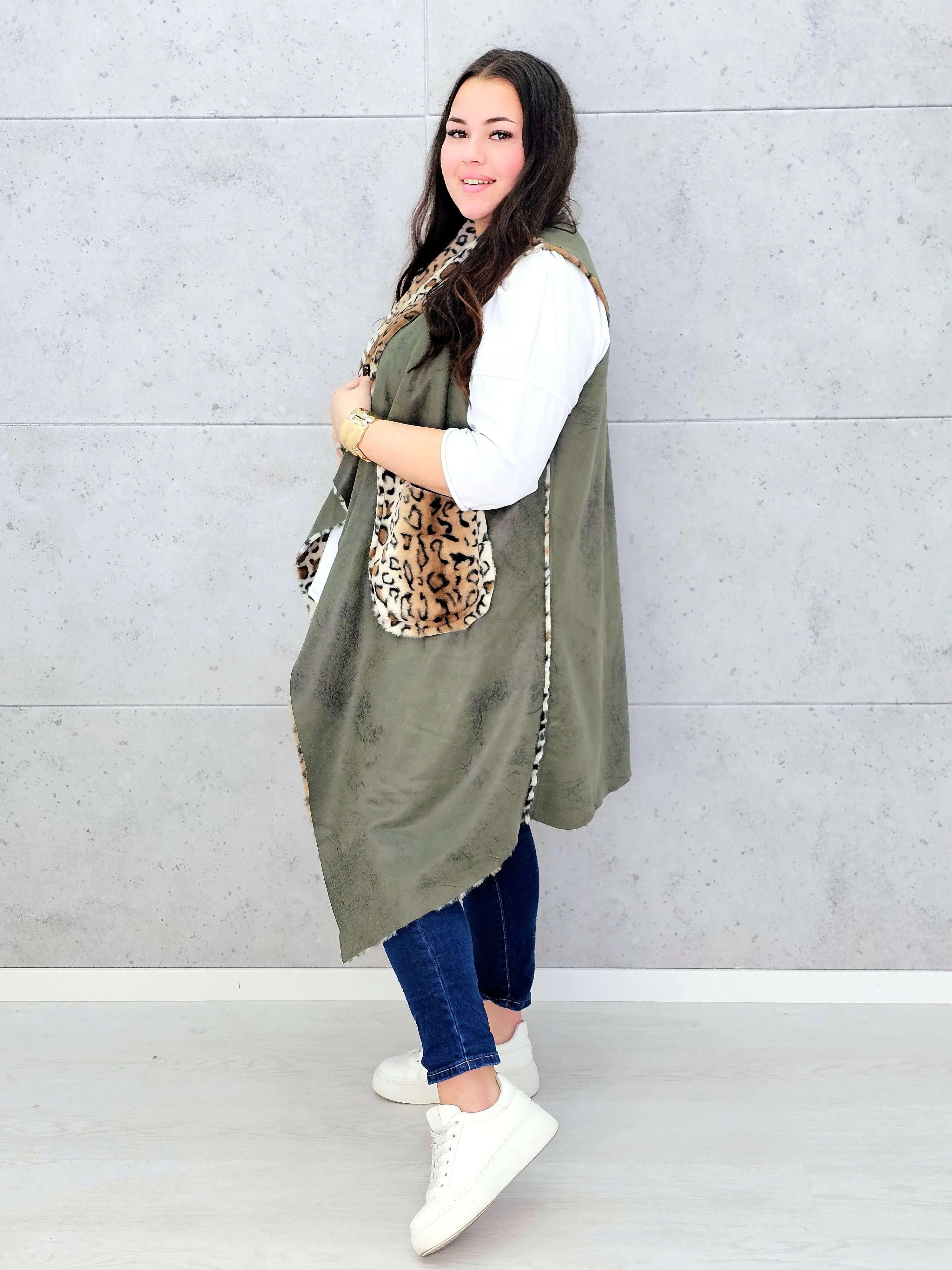 Kamizelka plus size z futerkiem w zwierzęcy wzór – modny akcent i ciepło w jednym Stylowa XL