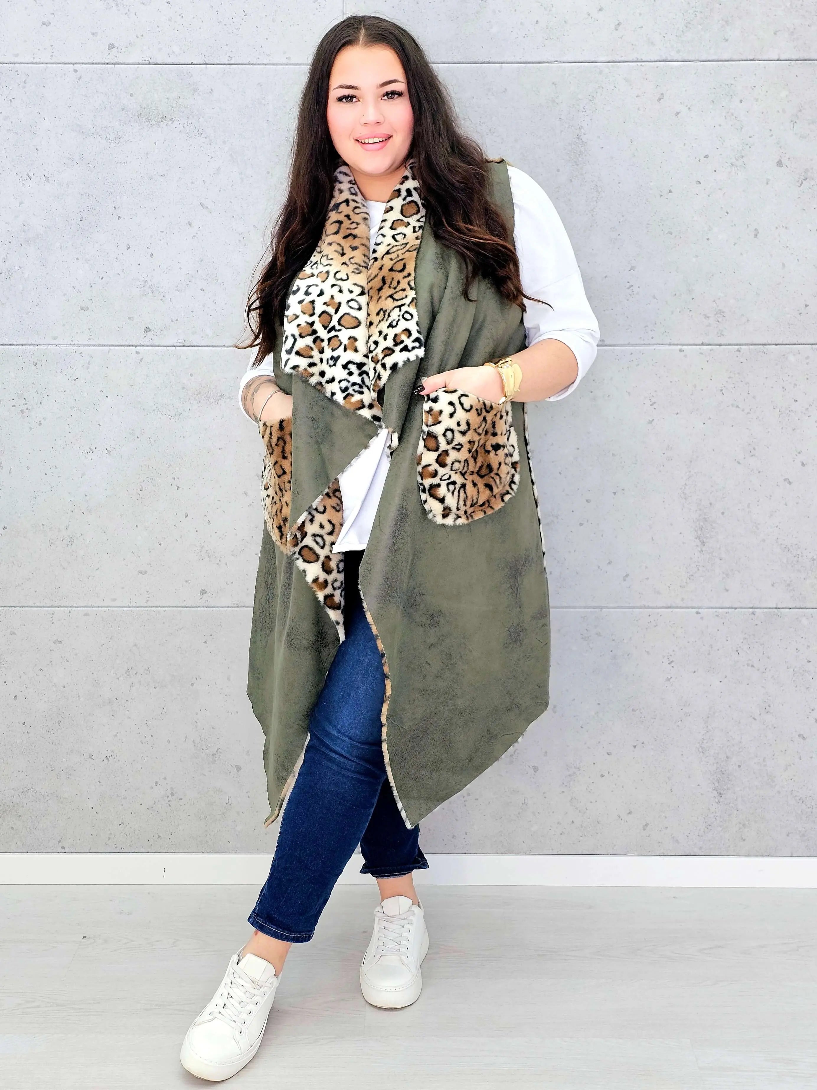 Kamizelka plus size z futerkiem w zwierzęcy wzór – modny akcent i ciepło w jednym Stylowa XL