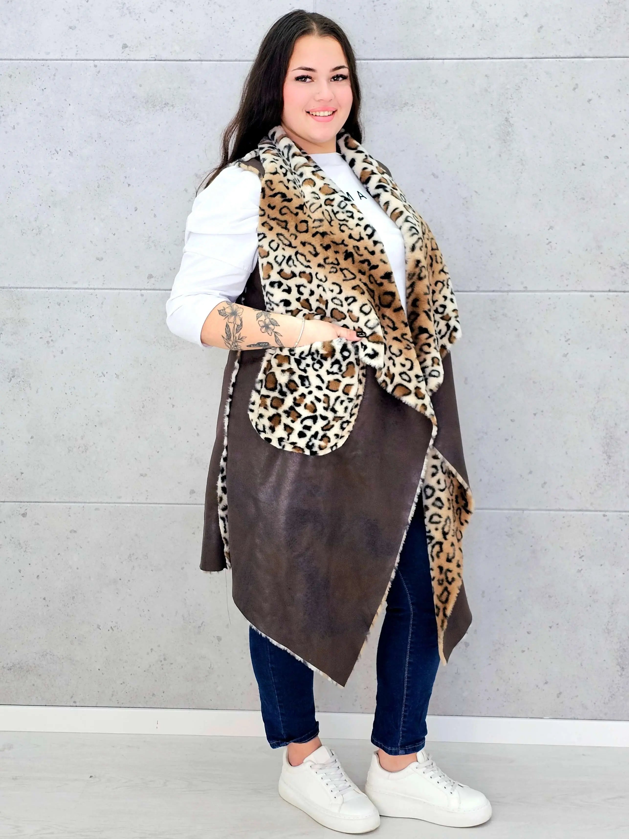 Kamizelka plus size z futerkiem w zwierzęcy wzór – modny akcent i ciepło w jednym Stylowa XL