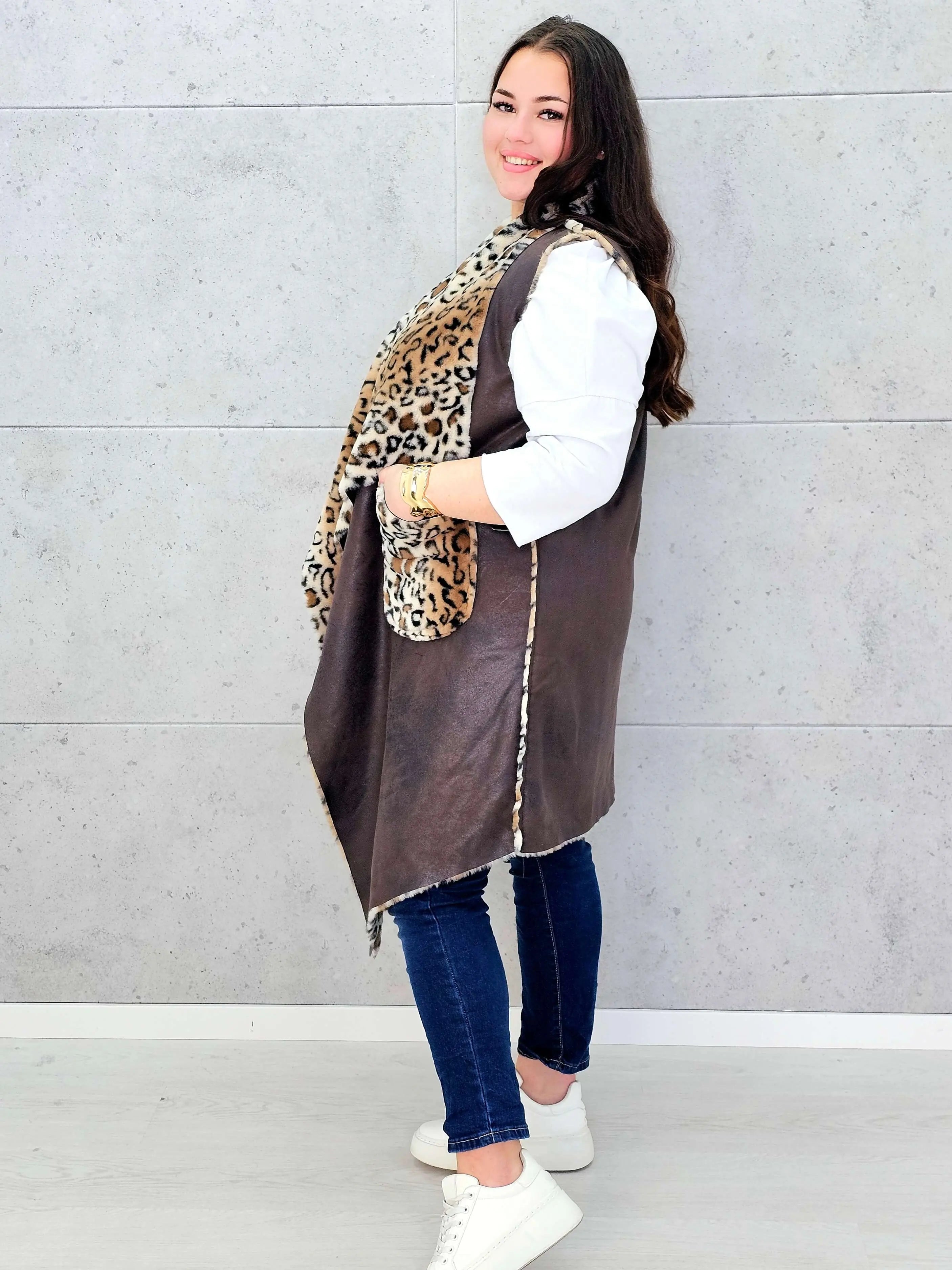 Kamizelka plus size z futerkiem w zwierzęcy wzór – modny akcent i ciepło w jednym Stylowa XL