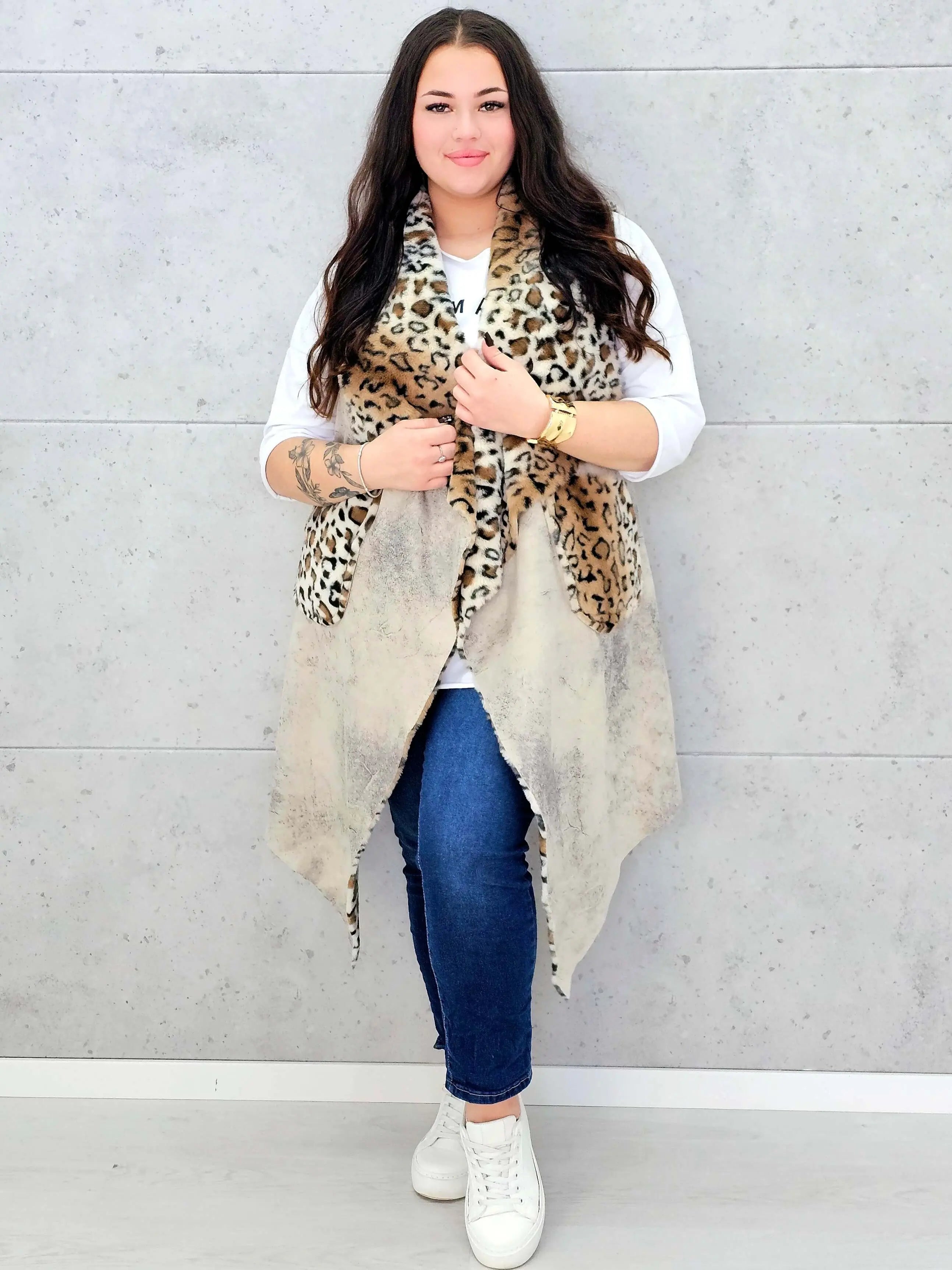 Kamizelka plus size z futerkiem w zwierzęcy wzór – modny akcent i ciepło w jednym Stylowa XL