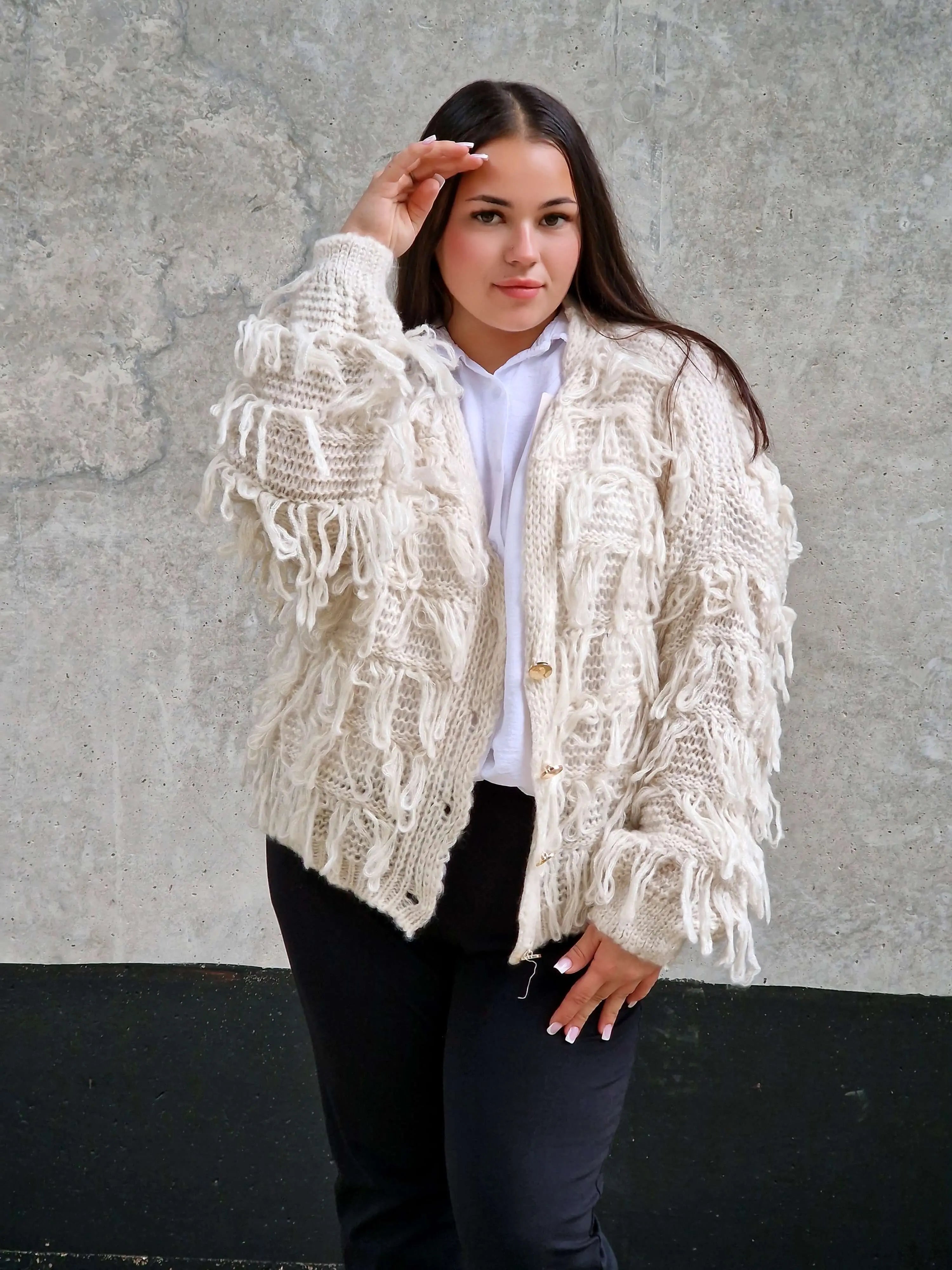 Kardigan z frędzlami – odważny akcent w Twojej garderobie Stylowa XL