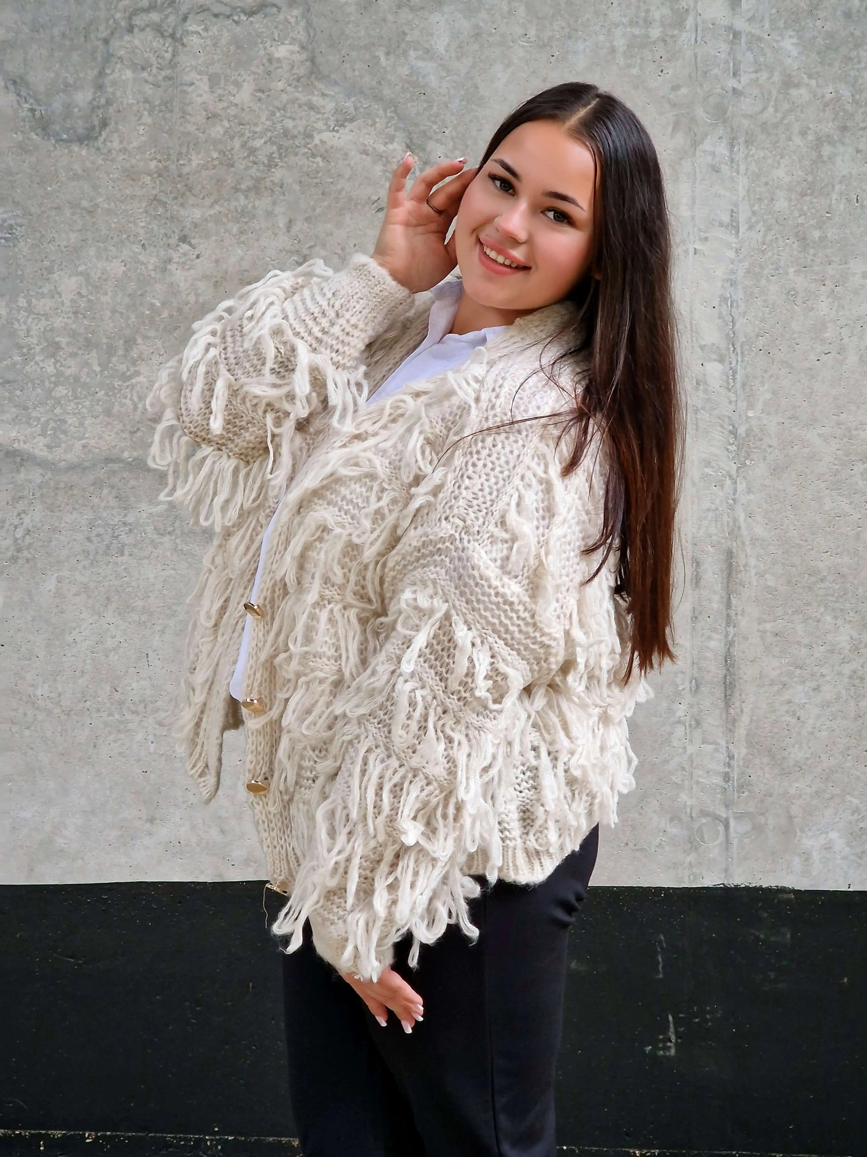 Kardigan z frędzlami – odważny akcent w Twojej garderobie Stylowa XL