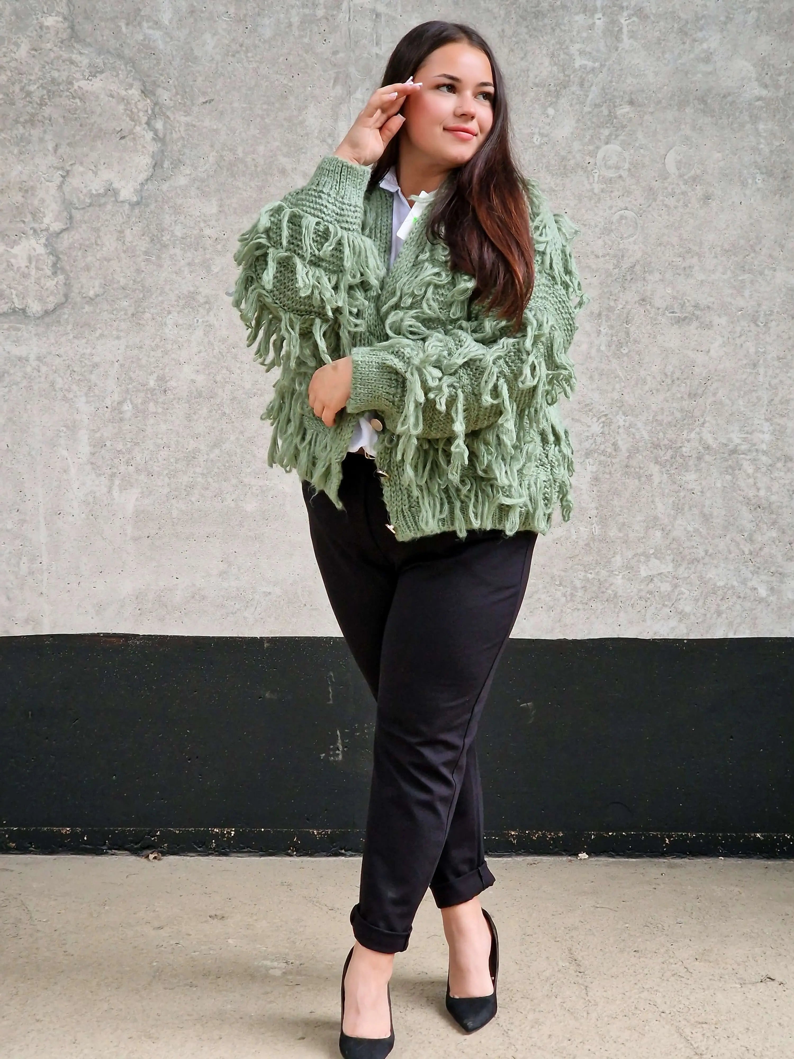 Kardigan z frędzlami – odważny akcent w Twojej garderobie Stylowa XL