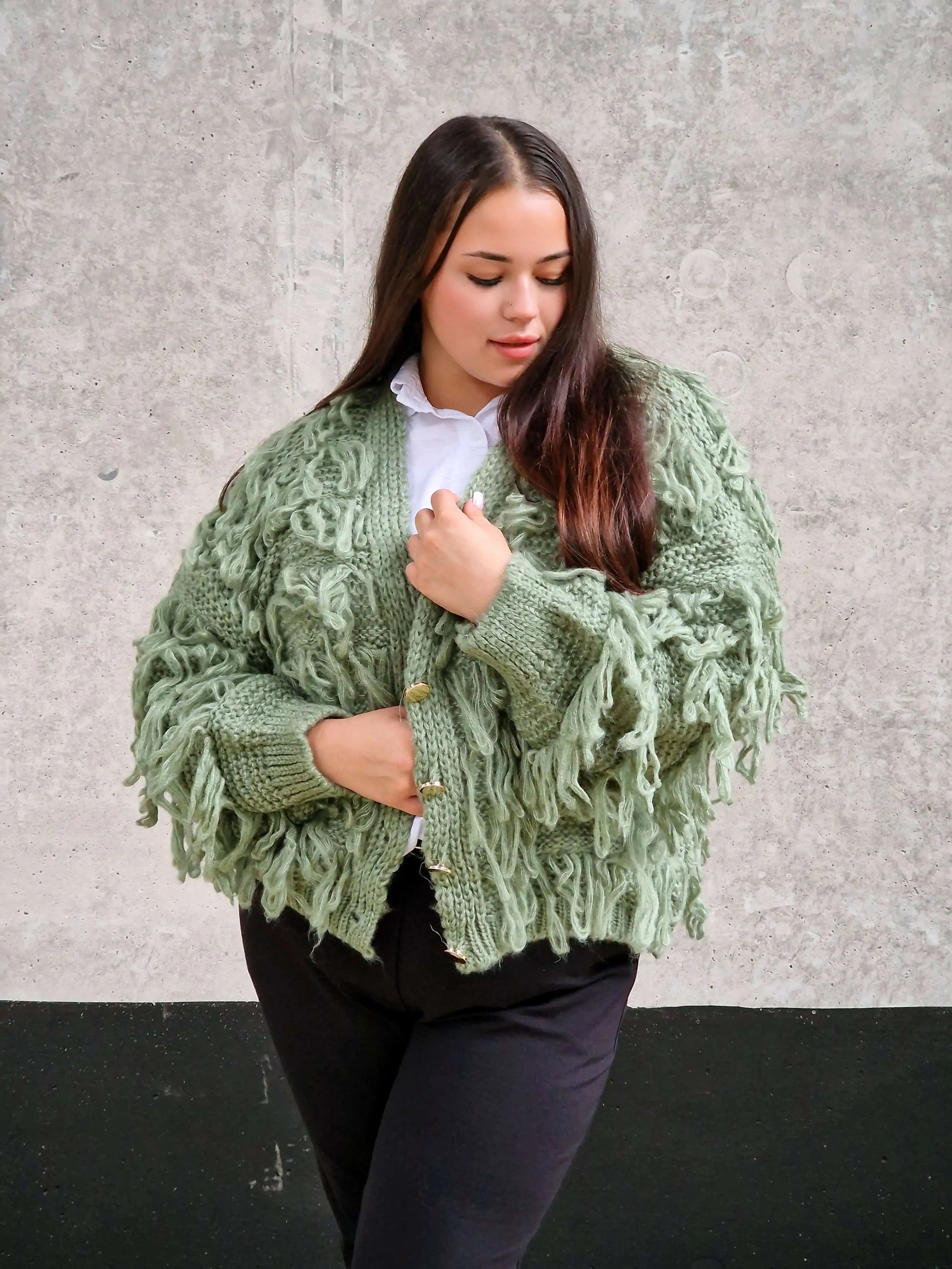 Kardigan z frędzlami – odważny akcent w Twojej garderobie Stylowa XL