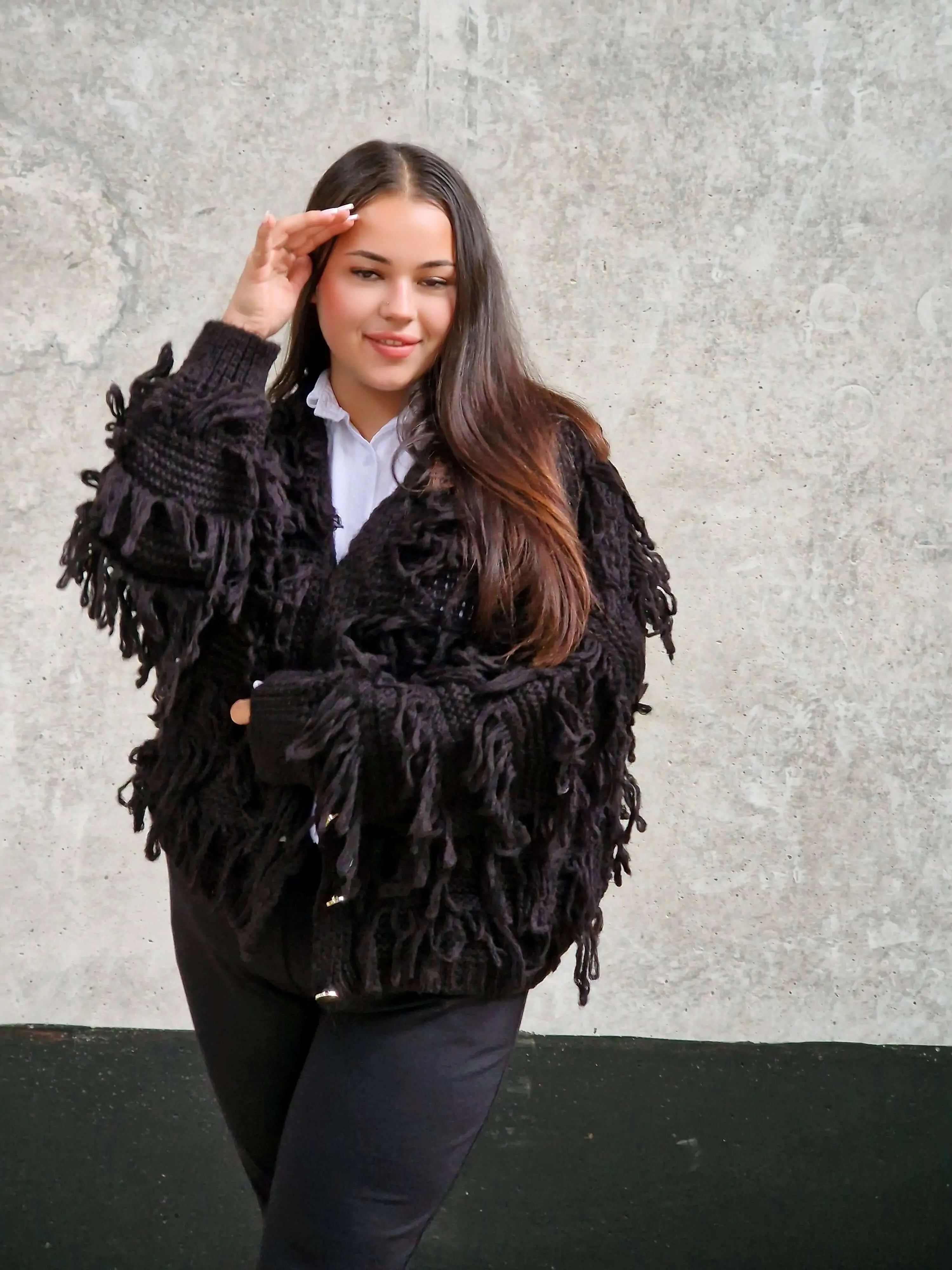 Kardigan z frędzlami – odważny akcent w Twojej garderobie Stylowa XL