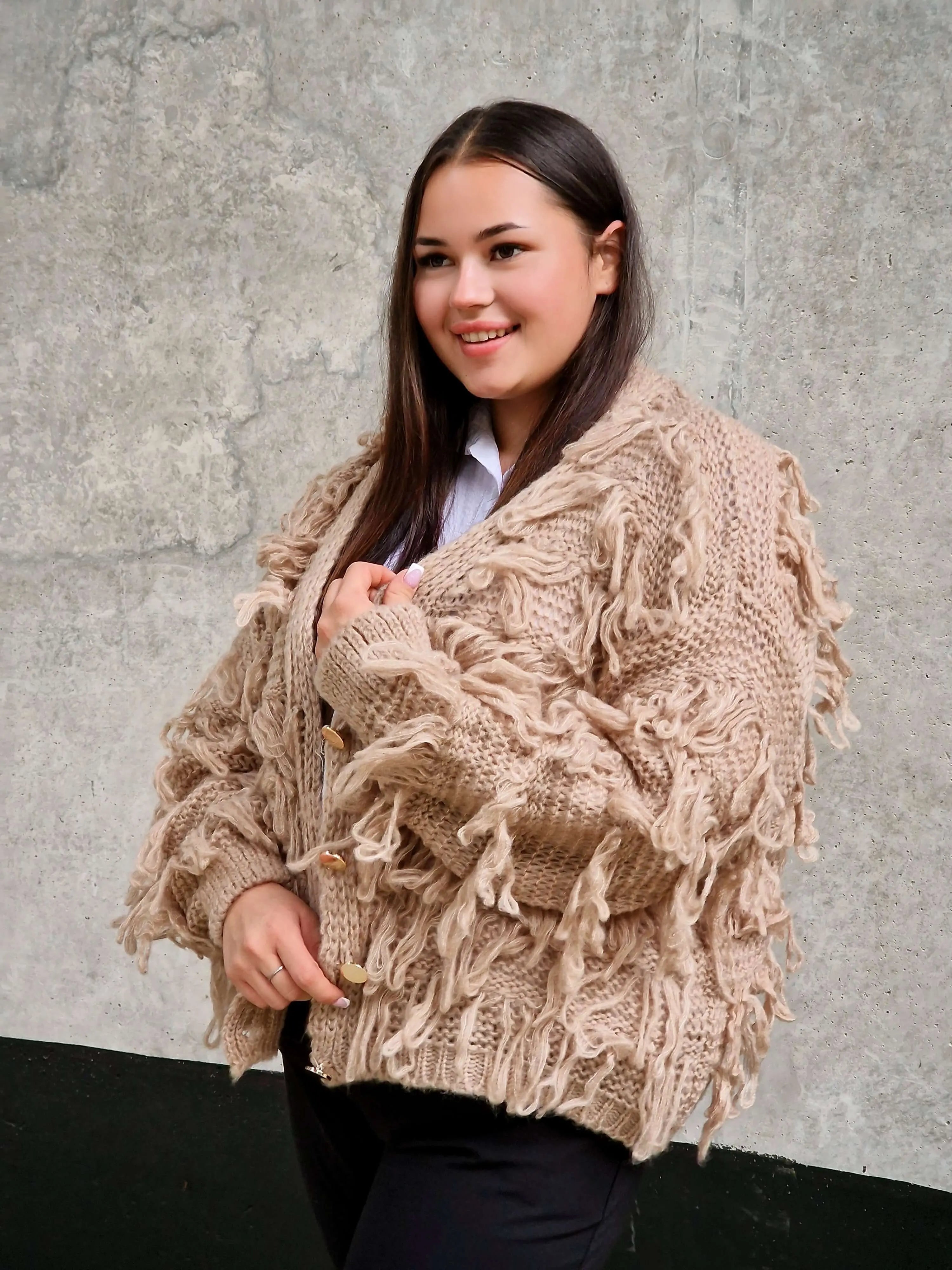 Kardigan z frędzlami – odważny akcent w Twojej garderobie Stylowa XL