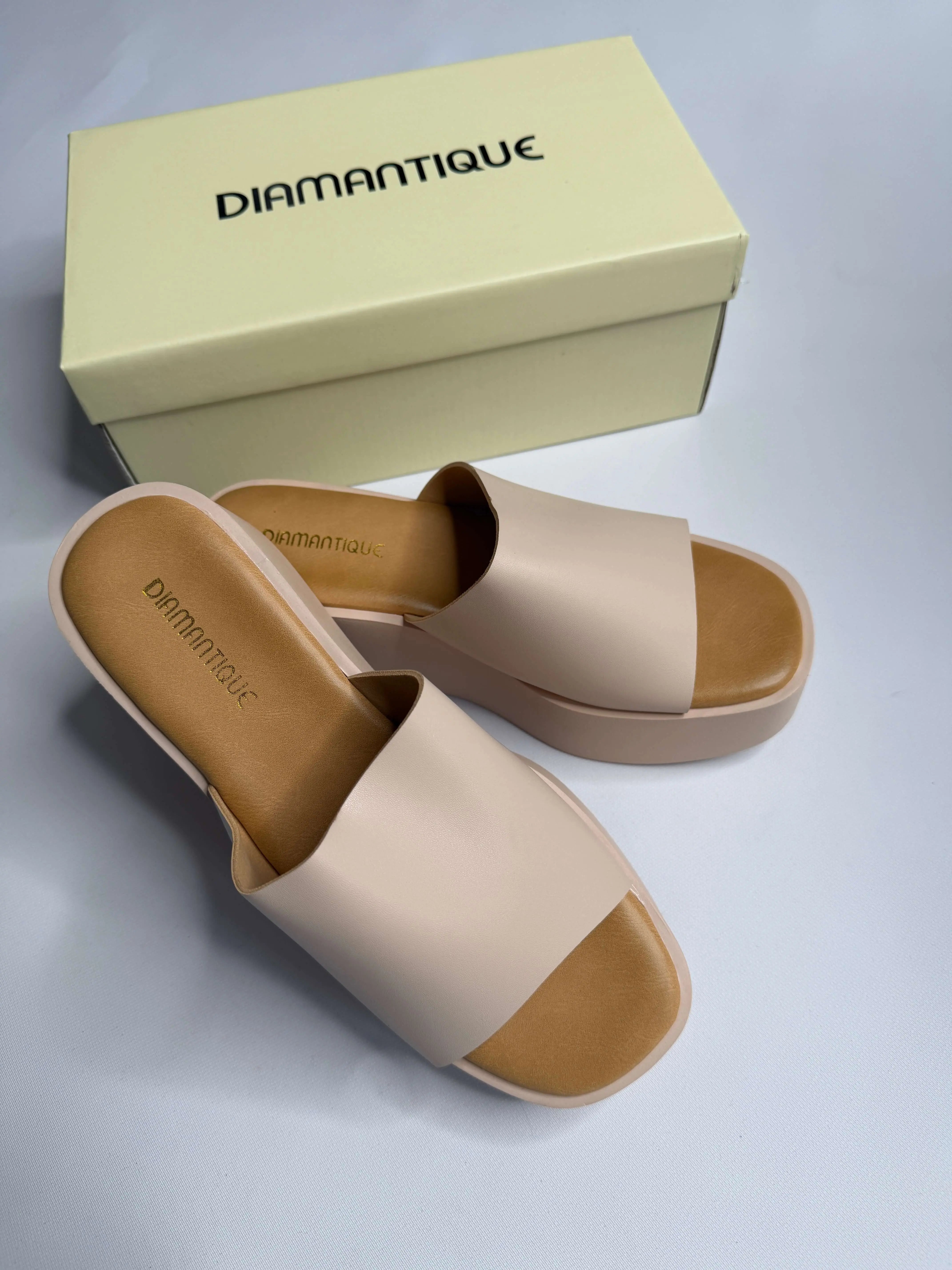 Klapki damskie Diamantique na platformie Stylowa XL