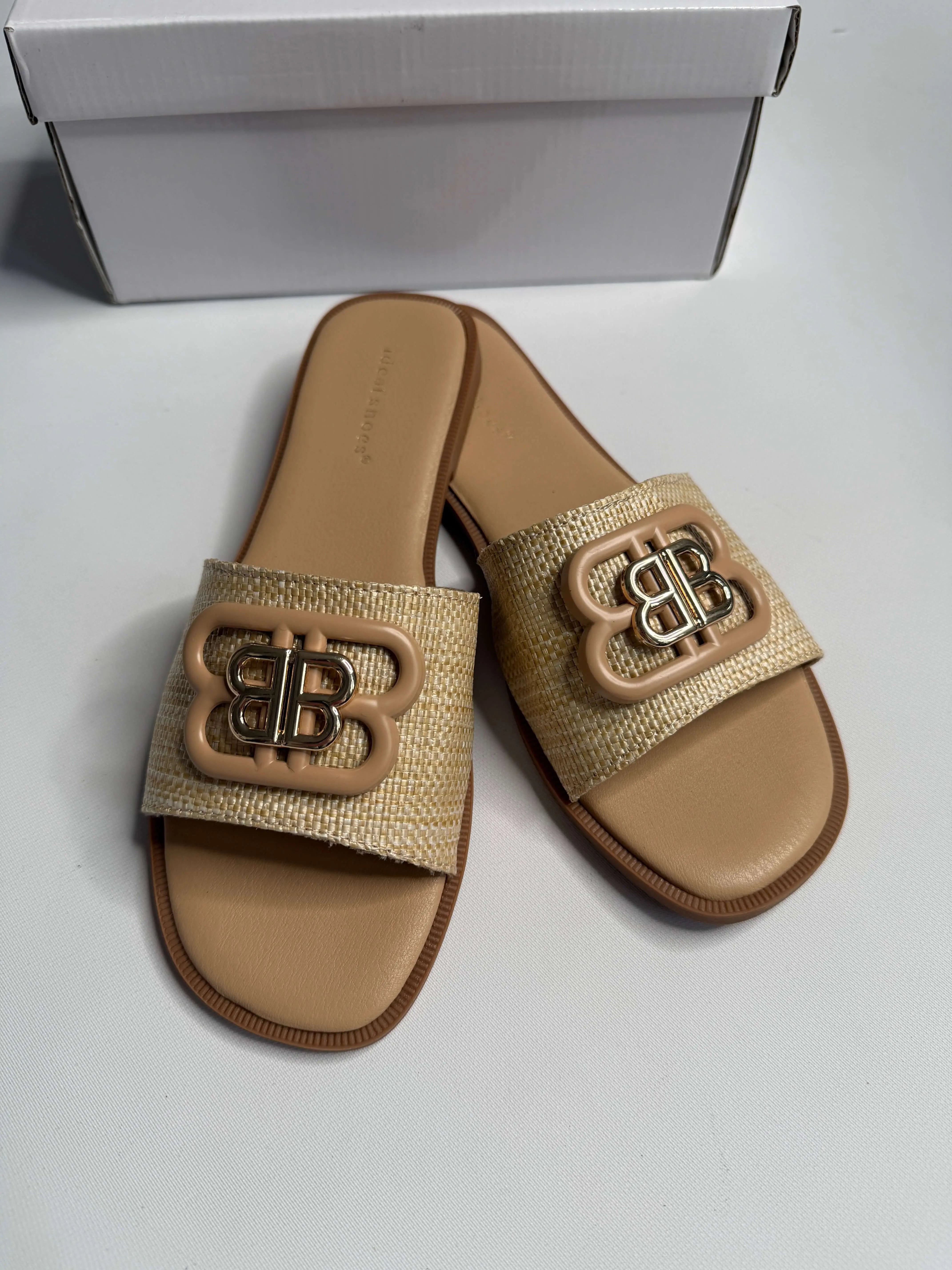 Klapki damskie Ideal Shoes z ozdobnym logo – czarne i beżowe Stylowa XL