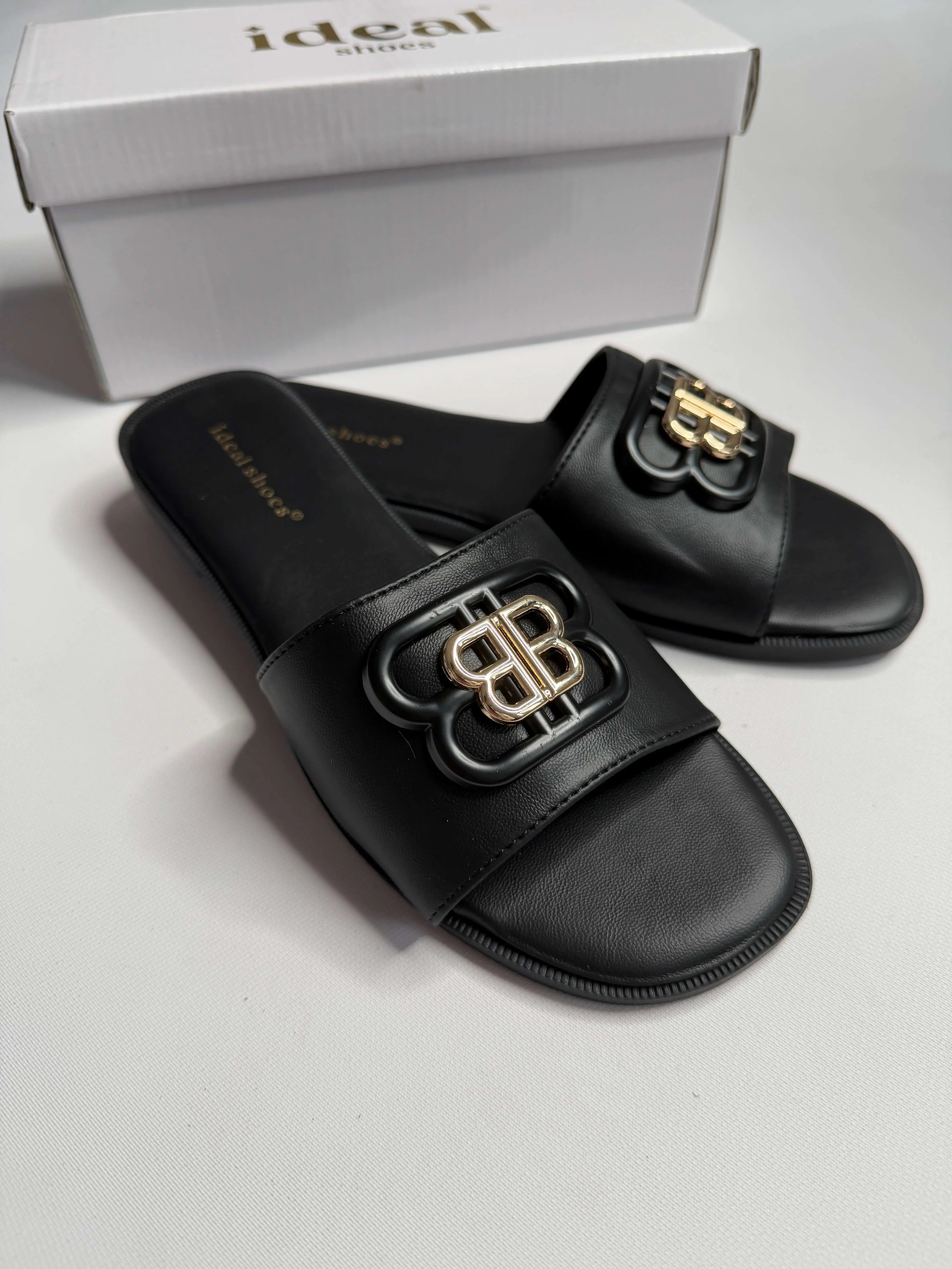 Klapki damskie Ideal Shoes z ozdobnym logo – czarne i beżowe Stylowa XL
