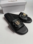 Klapki damskie Ideal Shoes z ozdobnym logo – czarne i beżowe Stylowa XL