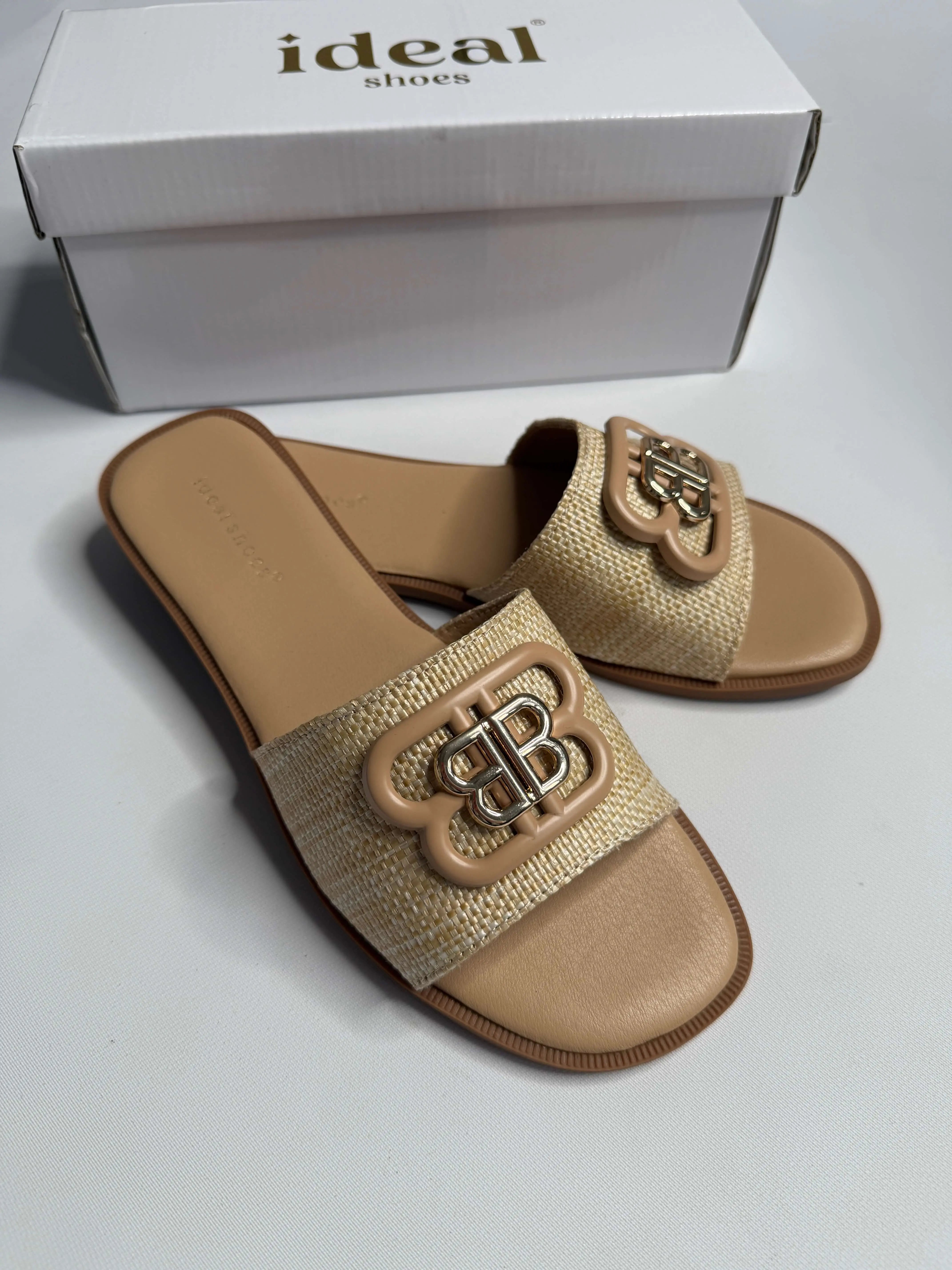 Klapki damskie Ideal Shoes z ozdobnym logo – czarne i beżowe Stylowa XL