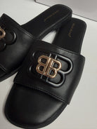 Klapki damskie Ideal Shoes z ozdobnym logo – czarne i beżowe Stylowa XL