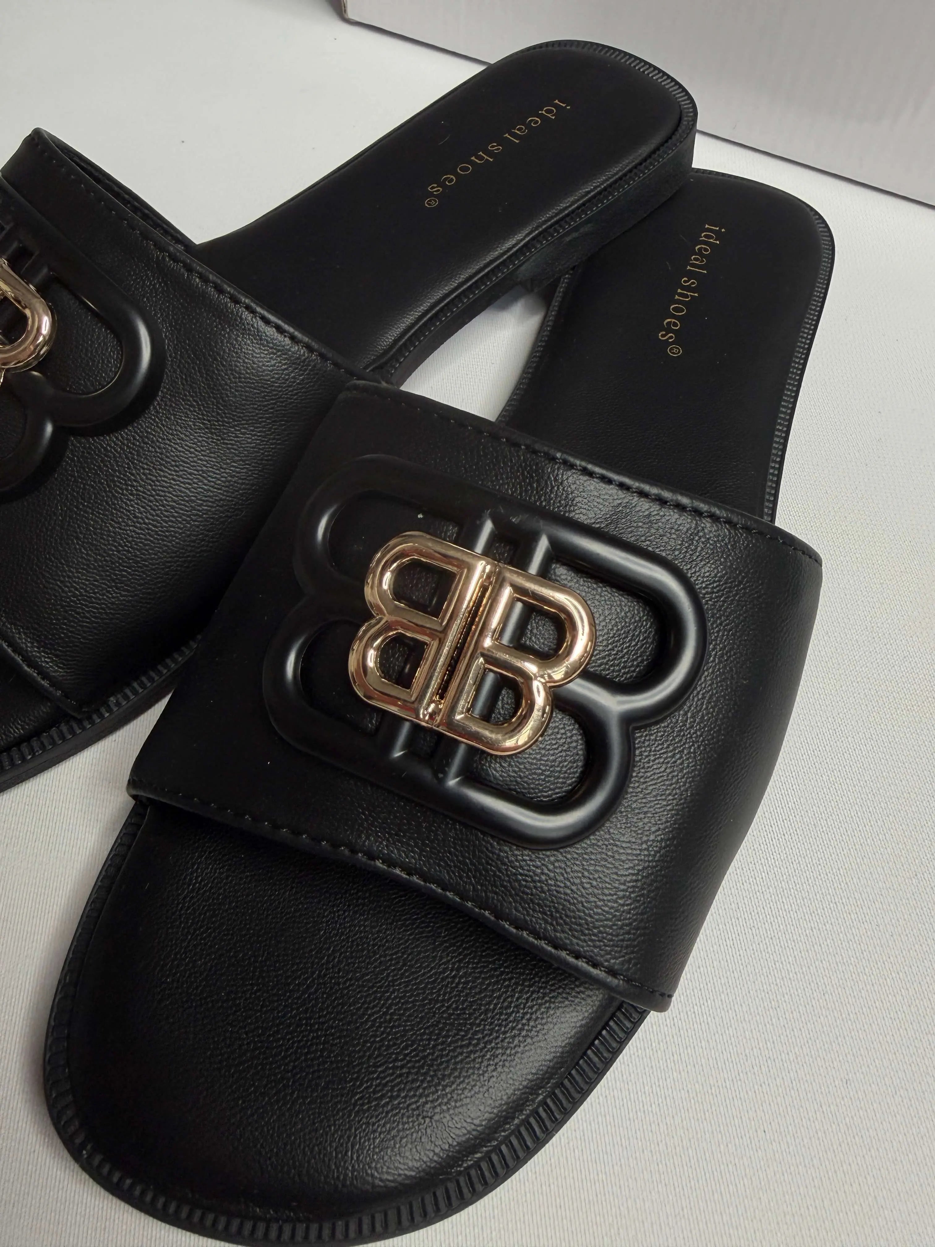 Klapki damskie Ideal Shoes z ozdobnym logo – czarne i beżowe Stylowa XL