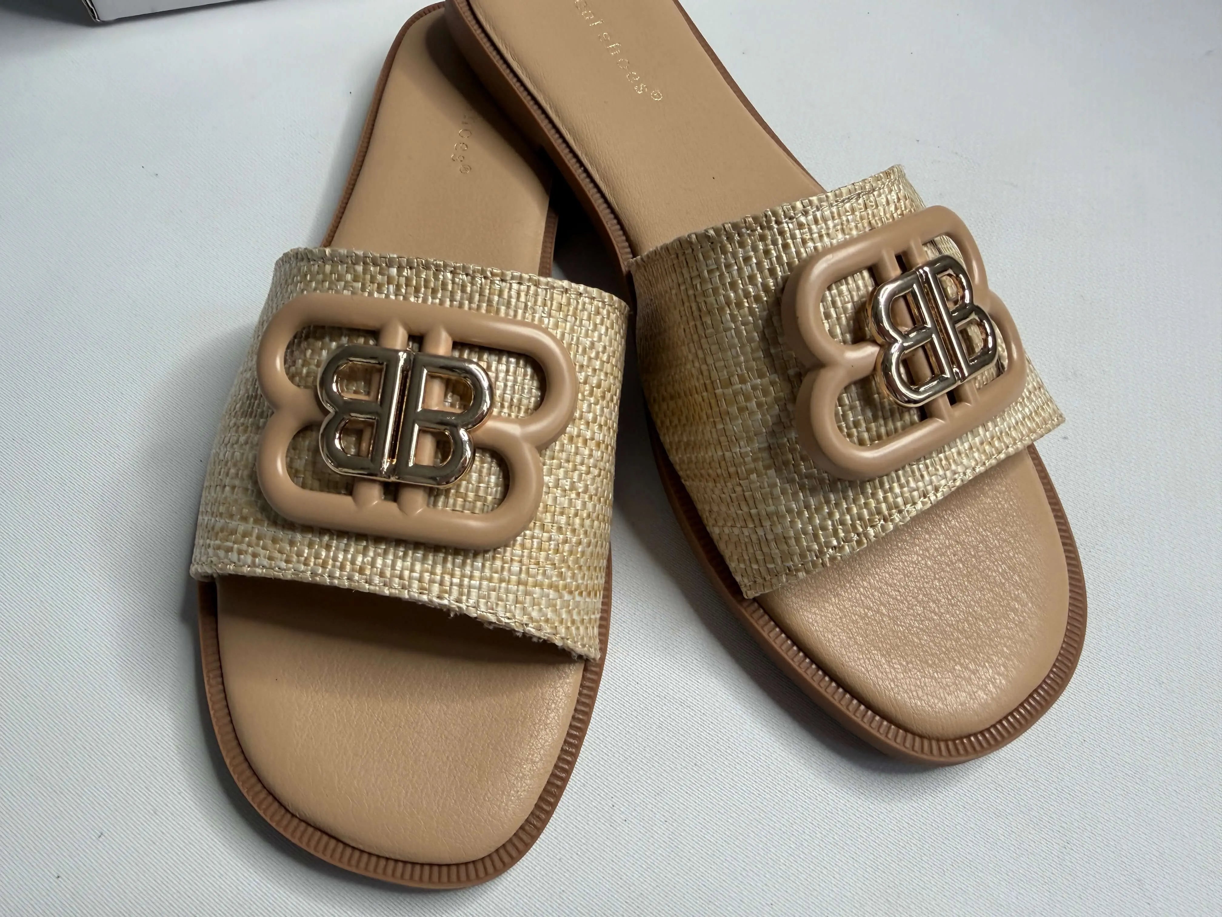 Klapki damskie Ideal Shoes z ozdobnym logo – czarne i beżowe Stylowa XL
