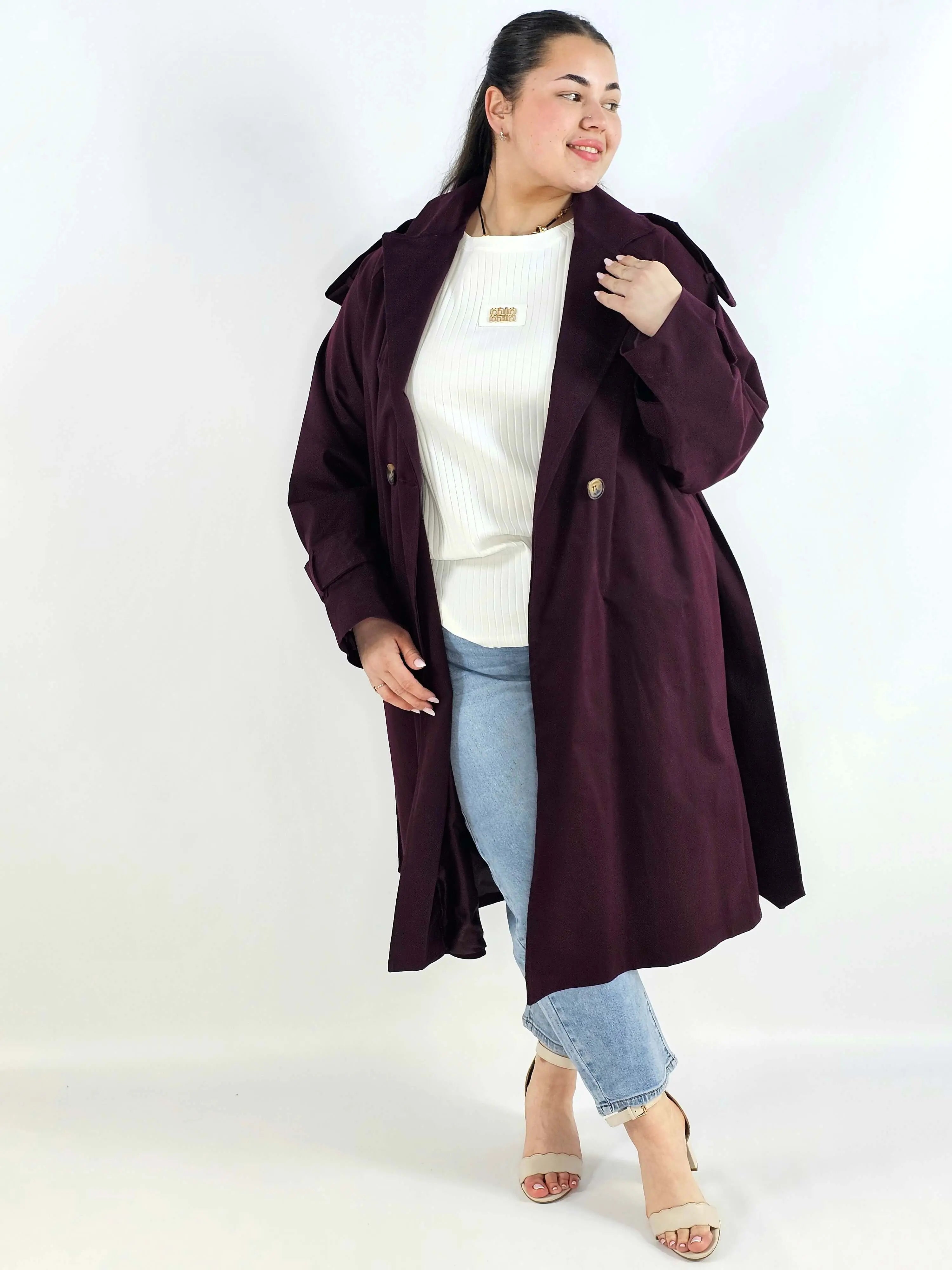 Klasyczny trencz – elegancki płaszcz dla każdej kobiety | Stylowa XL Stylowa XL
