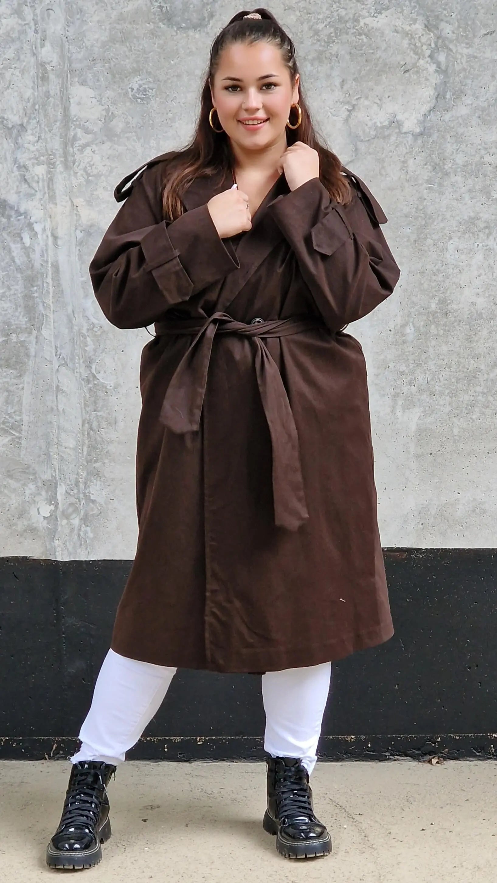 Klasyczny trencz – elegancki płaszcz dla każdej kobiety | Stylowa XL Stylowa XL