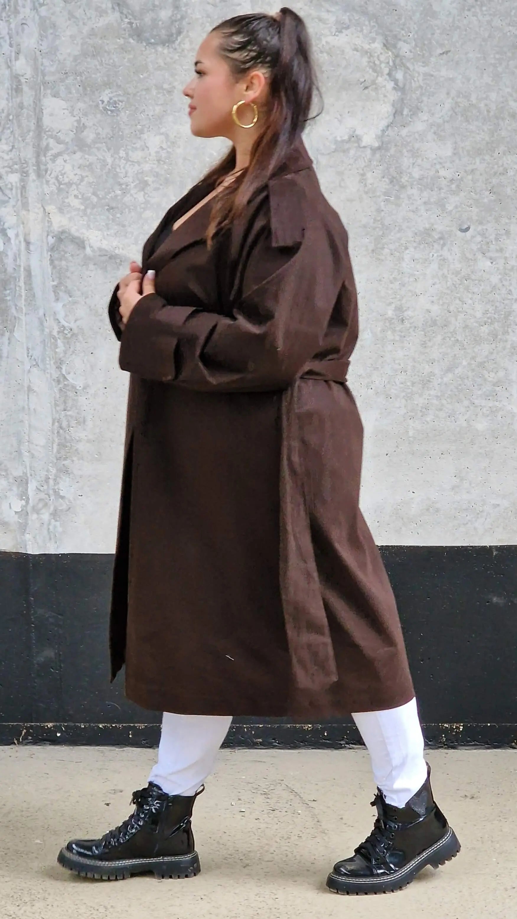 Klasyczny trencz – elegancki płaszcz dla każdej kobiety | Stylowa XL Stylowa XL