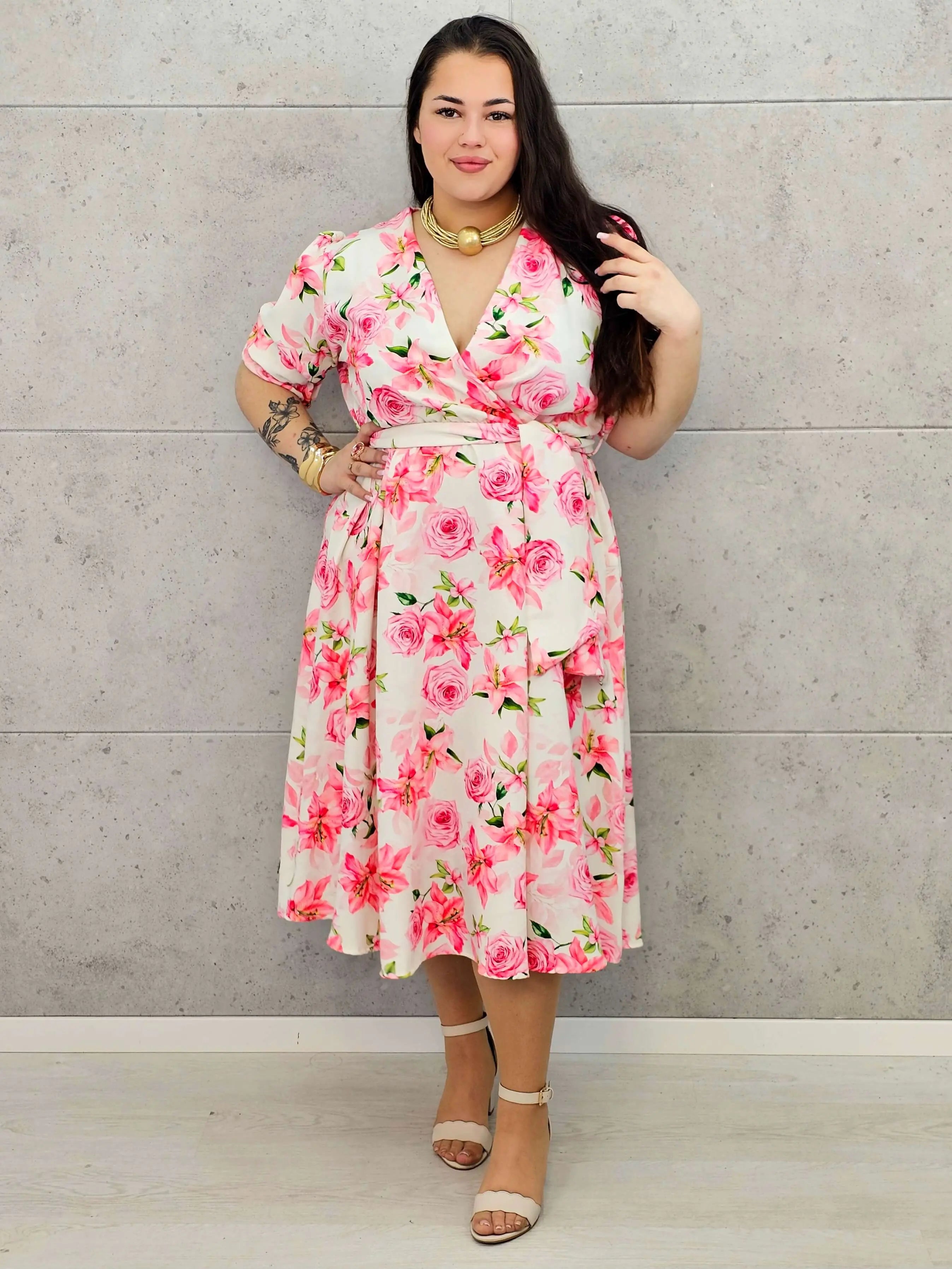 Kobieca sukienka plus size w kwiaty róży z kopertowym dekoltem- trzy kolory Stylowa XL