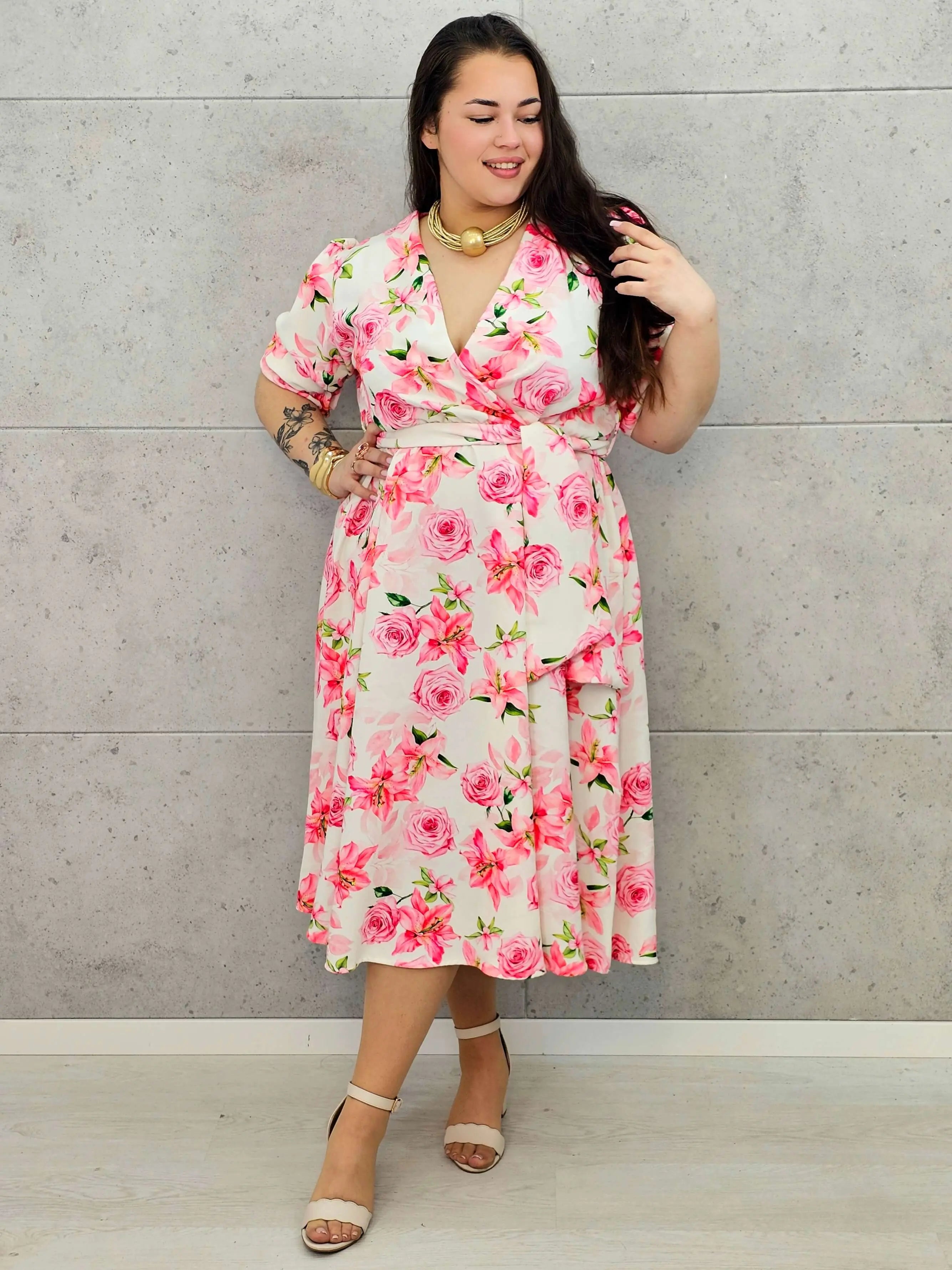 Kobieca sukienka plus size w kwiaty róży z kopertowym dekoltem- trzy kolory Stylowa XL