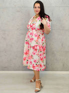 Kobieca sukienka plus size w kwiaty róży z kopertowym dekoltem- trzy kolory Stylowa XL