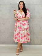 Kobieca sukienka plus size w kwiaty róży z kopertowym dekoltem- trzy kolory Stylowa XL