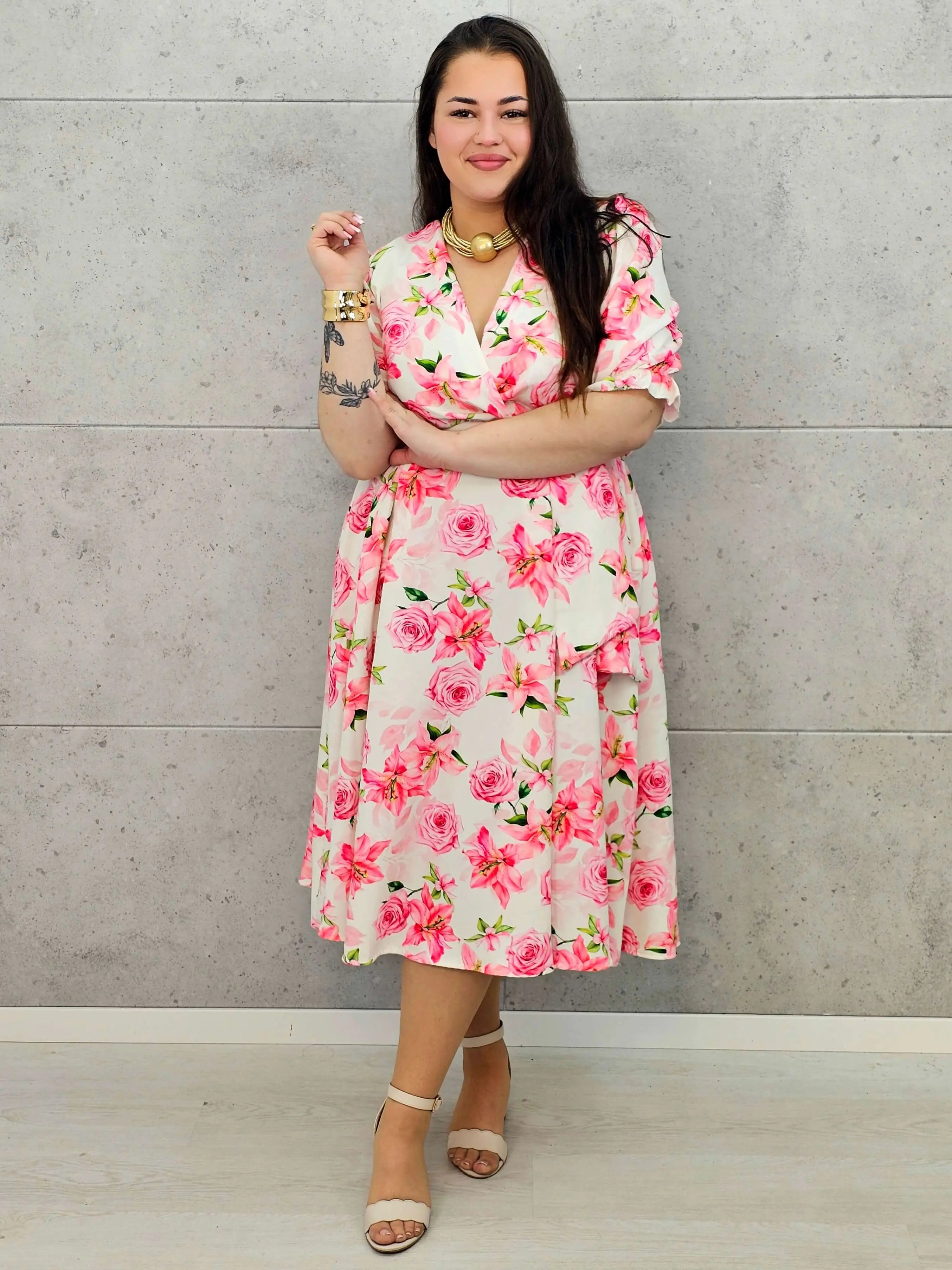 Kobieca sukienka plus size w kwiaty róży z kopertowym dekoltem- trzy kolory Stylowa XL