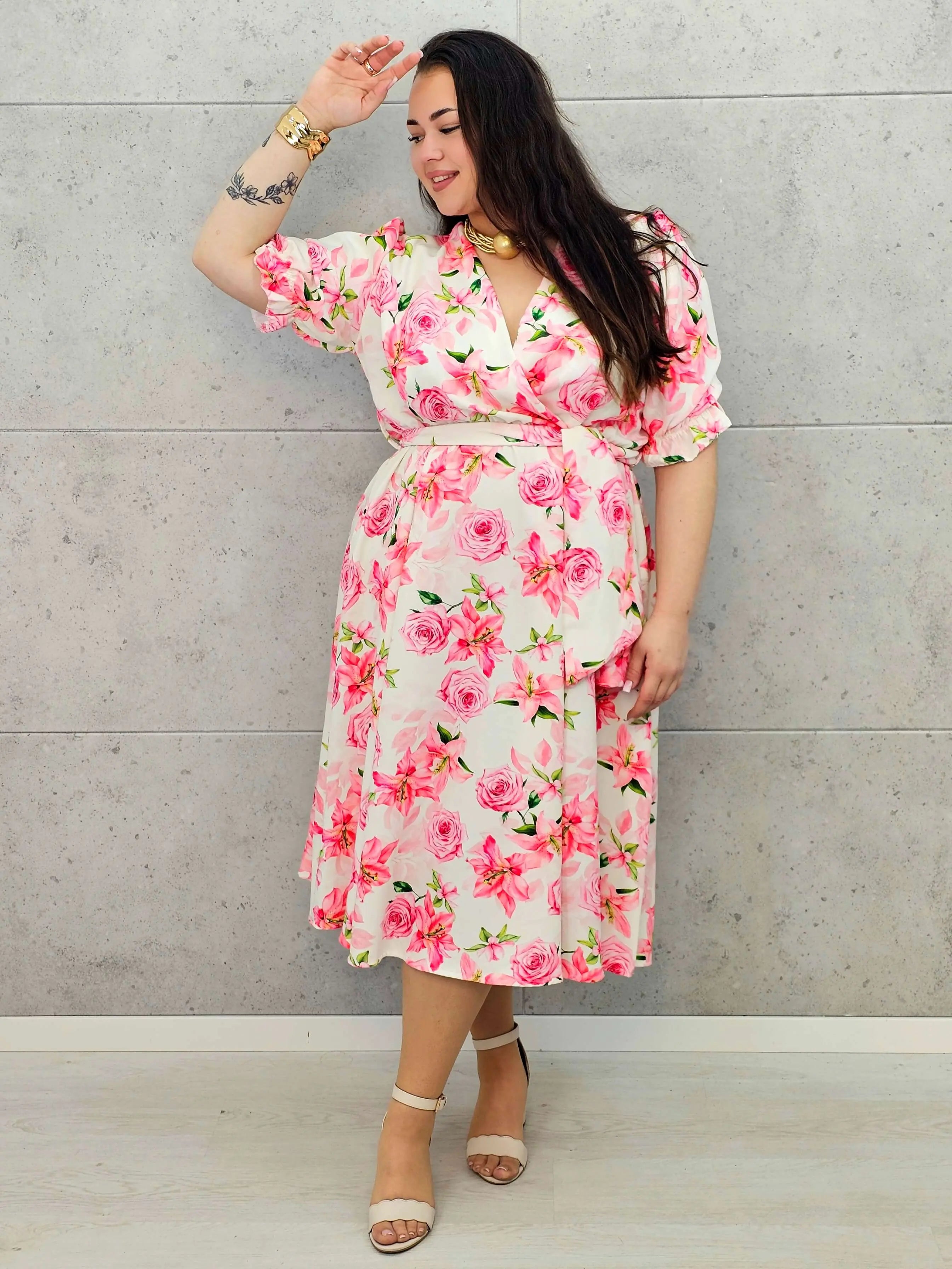 Kobieca sukienka plus size w kwiaty róży z kopertowym dekoltem- trzy kolory Stylowa XL