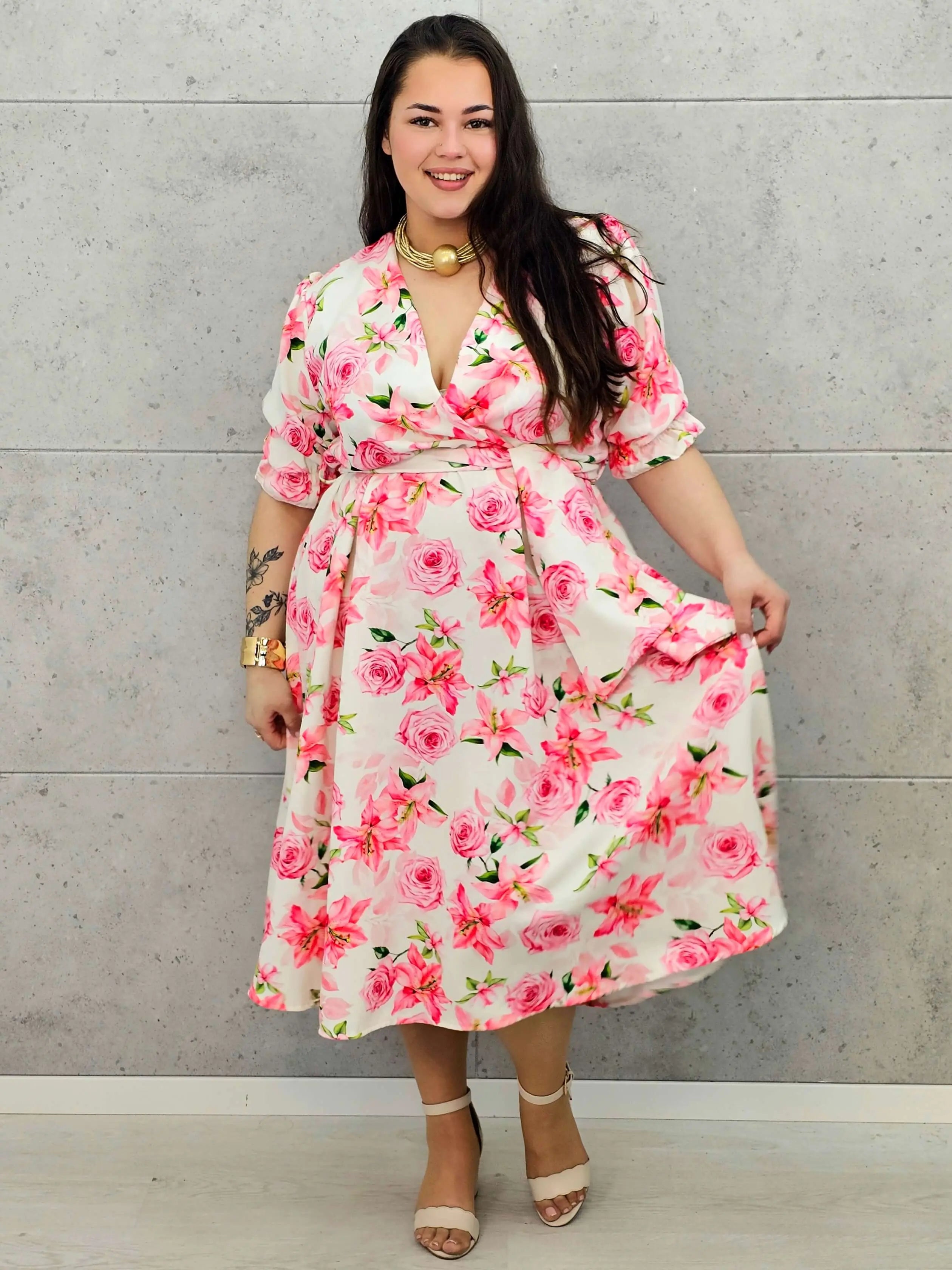 Kobieca sukienka plus size w kwiaty róży z kopertowym dekoltem- trzy kolory Stylowa XL