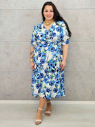 Kobieca sukienka plus size w kwiaty róży z kopertowym dekoltem- trzy kolory Stylowa XL