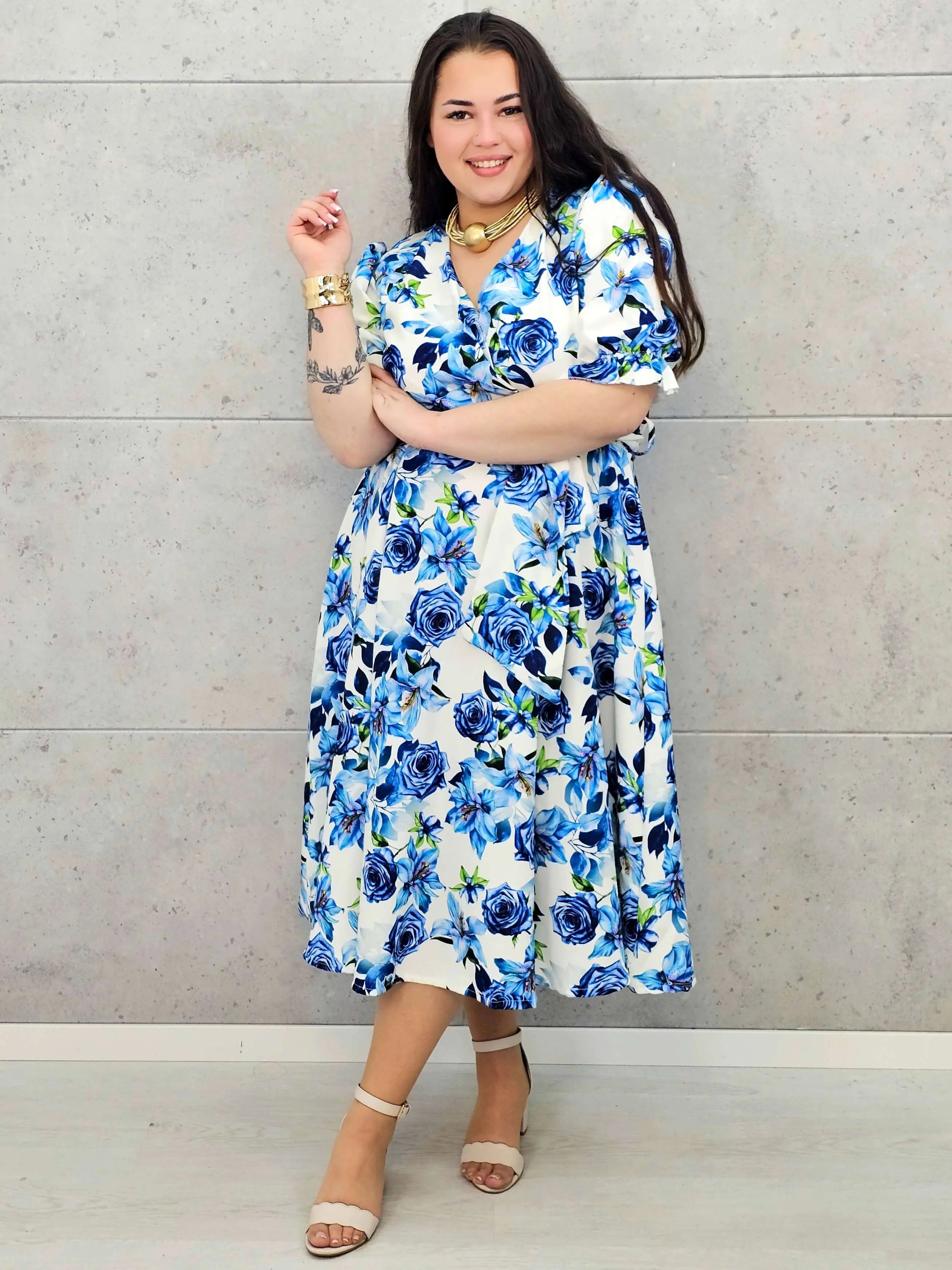 Kobieca sukienka plus size w kwiaty róży z kopertowym dekoltem- trzy kolory Stylowa XL