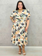 Kobieca sukienka plus size w kwiaty róży z kopertowym dekoltem- trzy kolory Stylowa XL