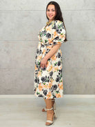 Kobieca sukienka plus size w kwiaty róży z kopertowym dekoltem- trzy kolory Stylowa XL